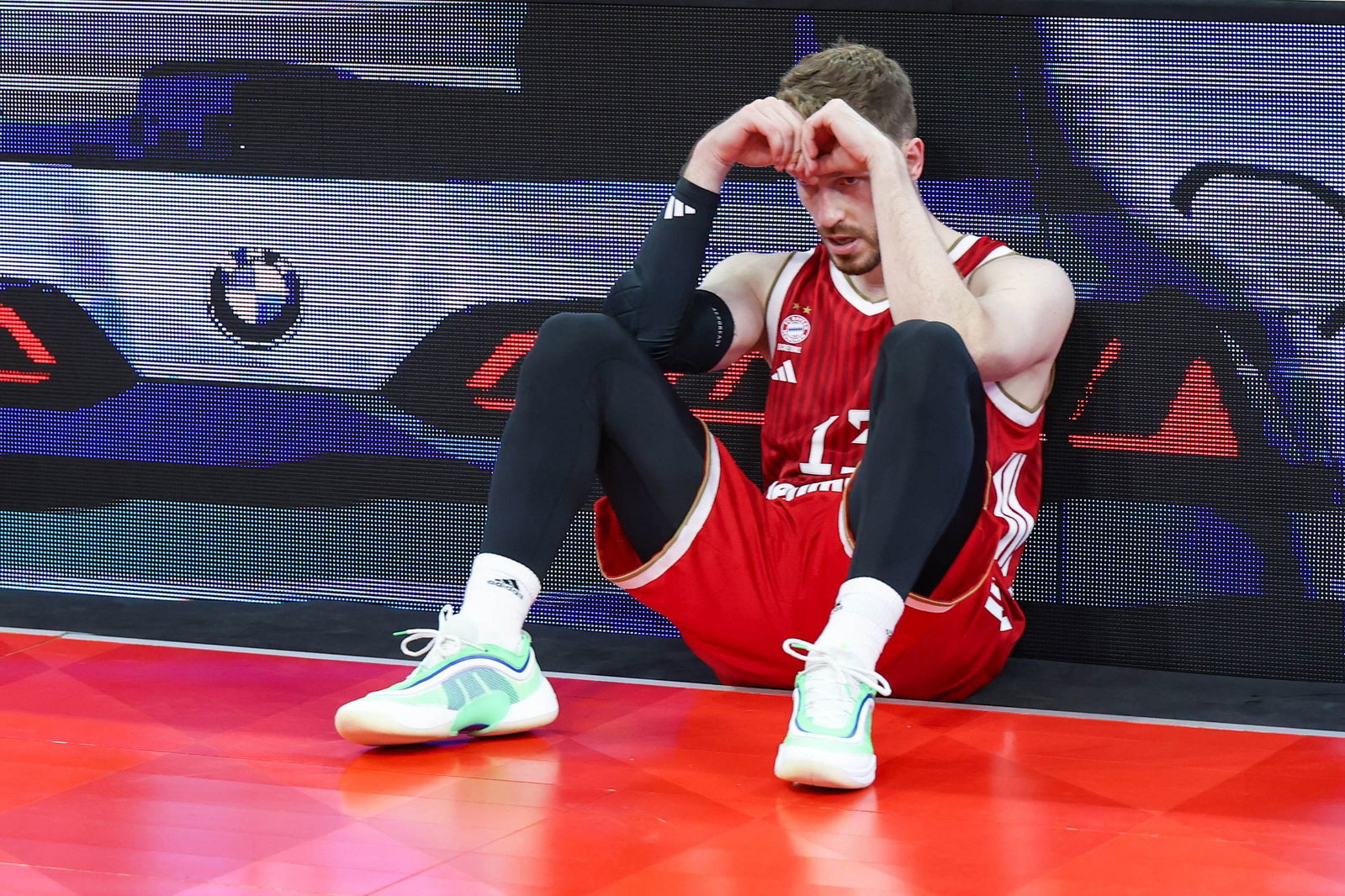 Bei Bayern-Star Andreas Obst sitzt die Enttäuschung tief.