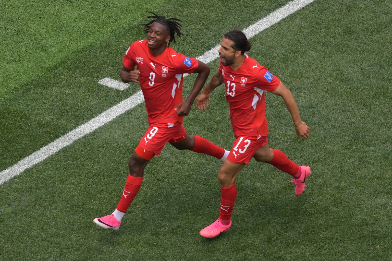 Johan Manzambi (links) wurde mit einem Doppelpack zum Matchwinner für die Schweiz.