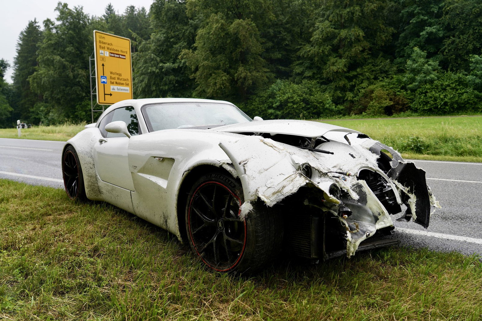 Teurer Unfall: Auf regennasser Straße prallt der Luxuswagen gegen die Leitplanke.