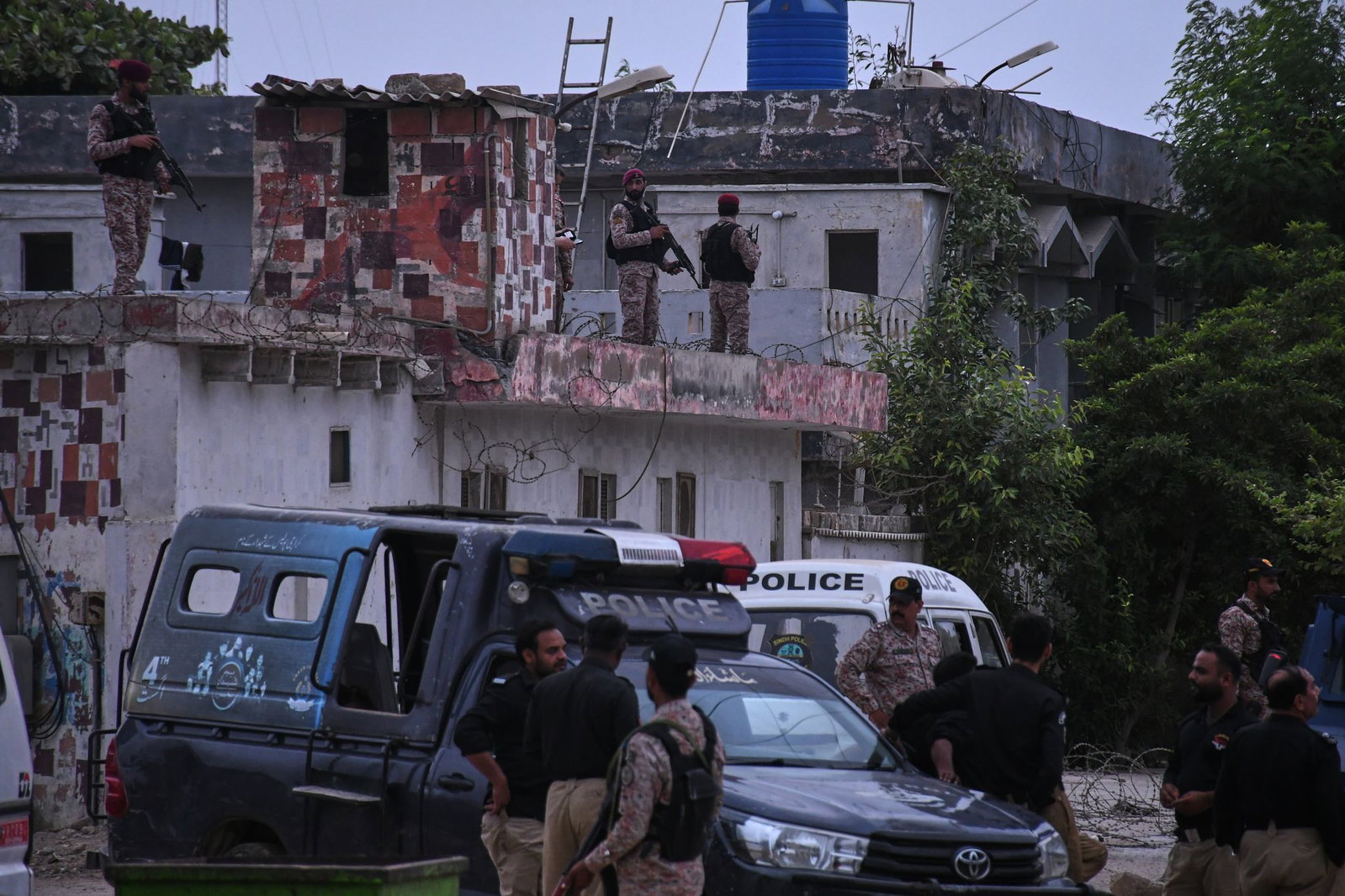 Nach dem Angriff in Karachi mit drei Toten pakistanischen Sicherheitskräften hat Pakistan Ziele in Afghanistan angegriffen.