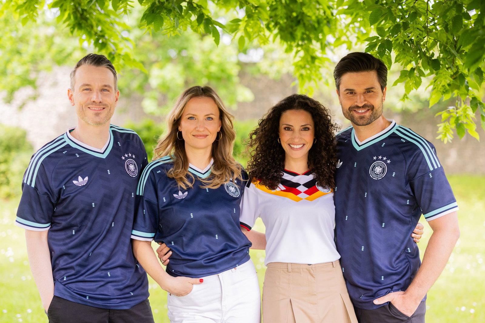 An den Sets der RTL-Serien «Alles was zählt» und «Unter uns» ist latentes Fußballfieber ausgebrochen.