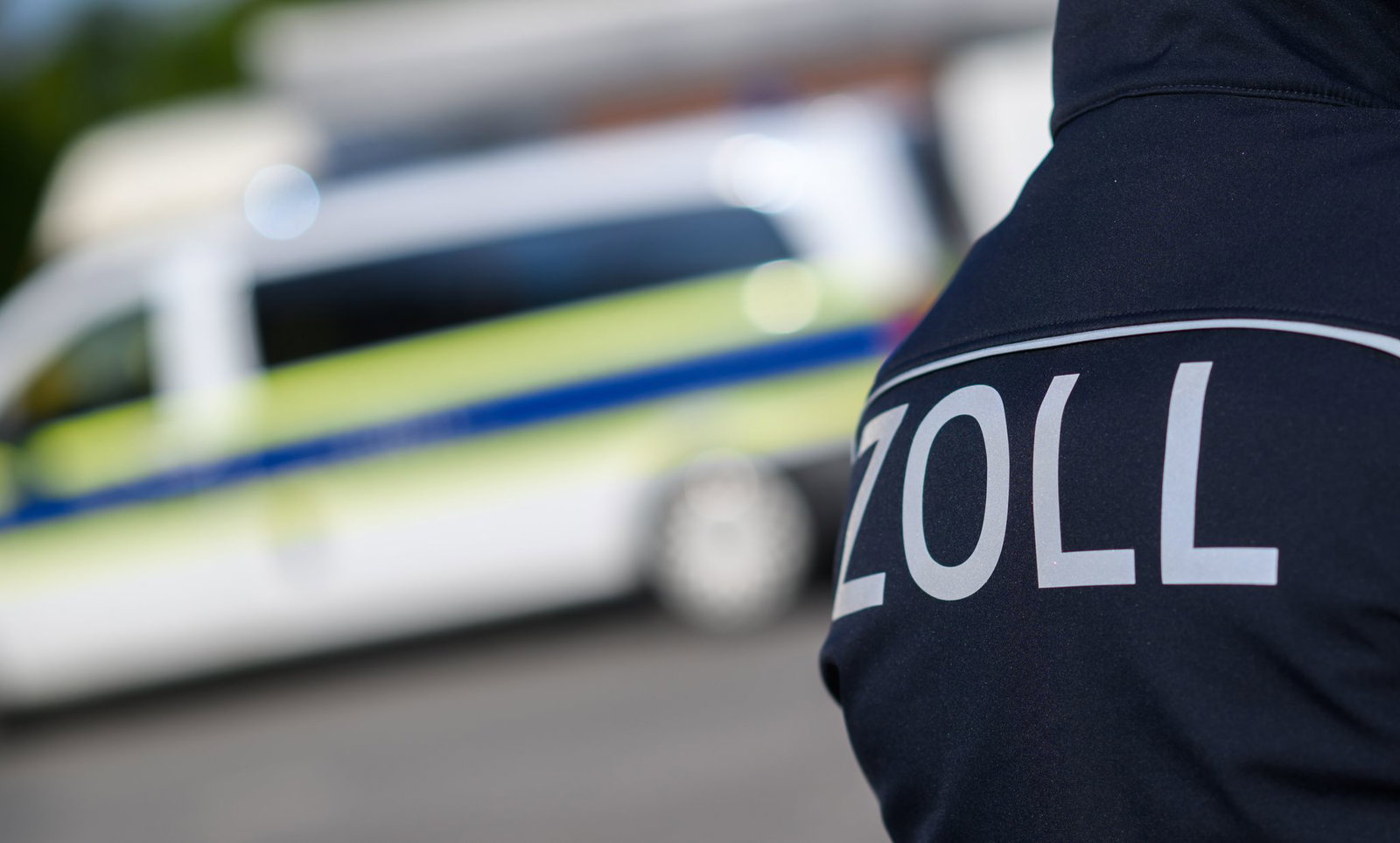 Eine Frau und fünf Männer aus Baden-Württemberg, Rheinland-Pfalz und Hessen sollen Zigaretten geschmuggelt haben. (Symbolbild)