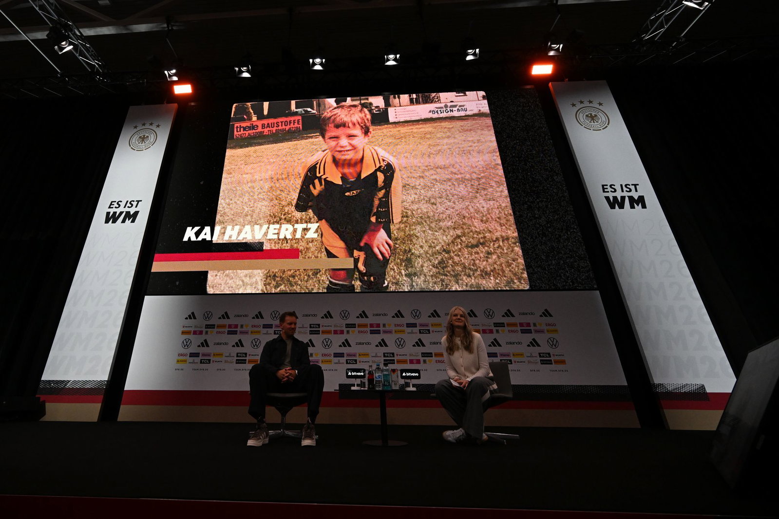Julian Nagelsmann (l) lobt Kai Havertz bei der WM-Nominierung in einem Video, das den Arsenal-Profi (oben) als kleinen Jungen zeigt. (Archivbild)  