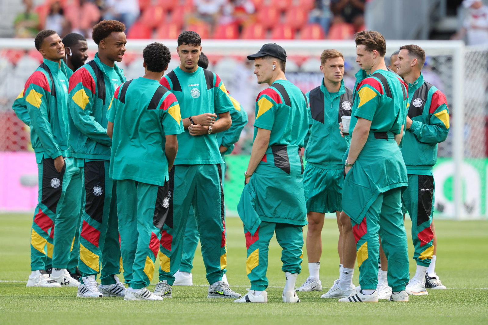 Die deutschen Spieler auf dem Stadionrasen nach der Ankunft. 