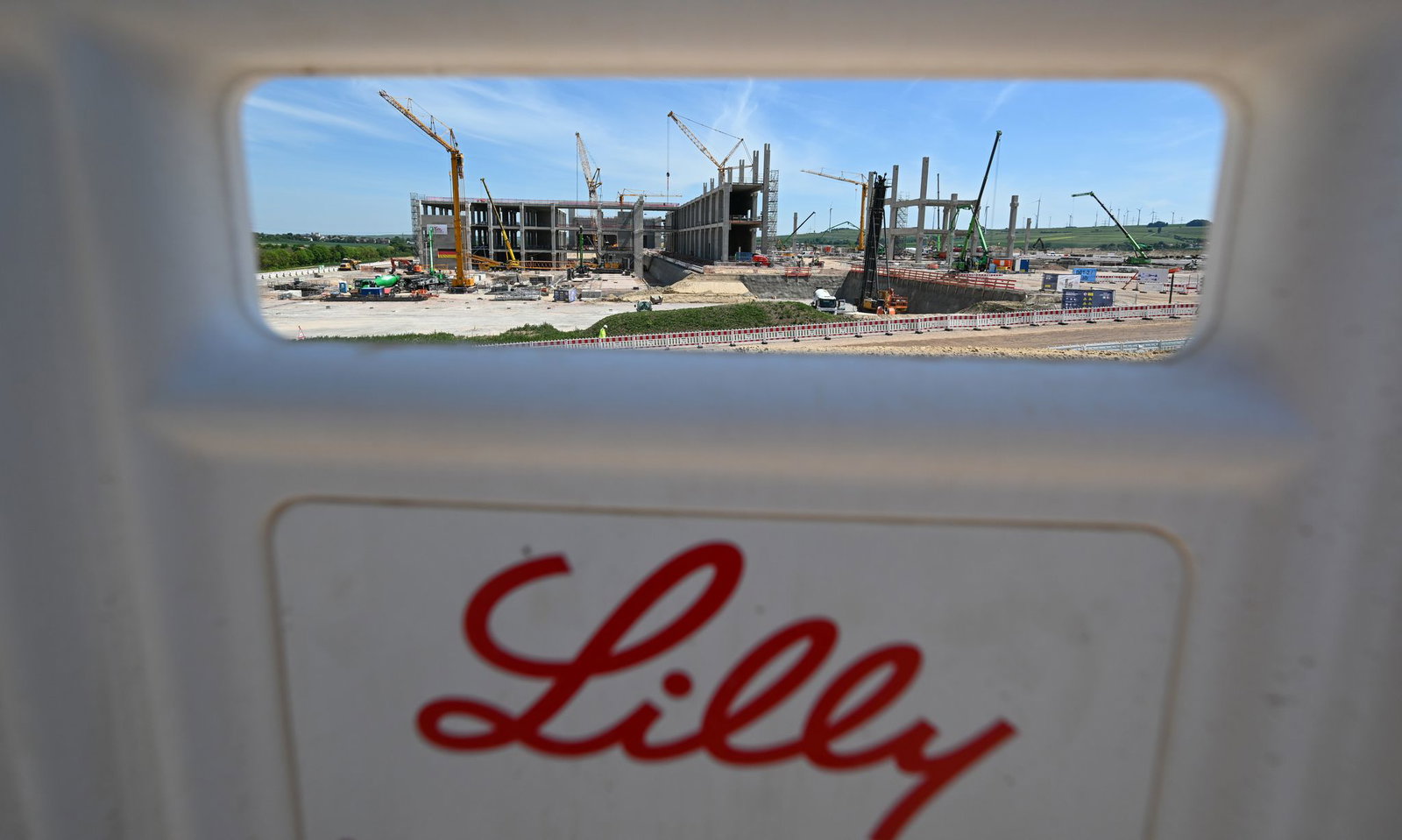 Am neuen Standort des US-Konzerns Eli Lilly im rheinland-pfälzischen Alzey laufen die Bauarbeiten - nun sollen die Investitionen halbiert werden (Archivbild)