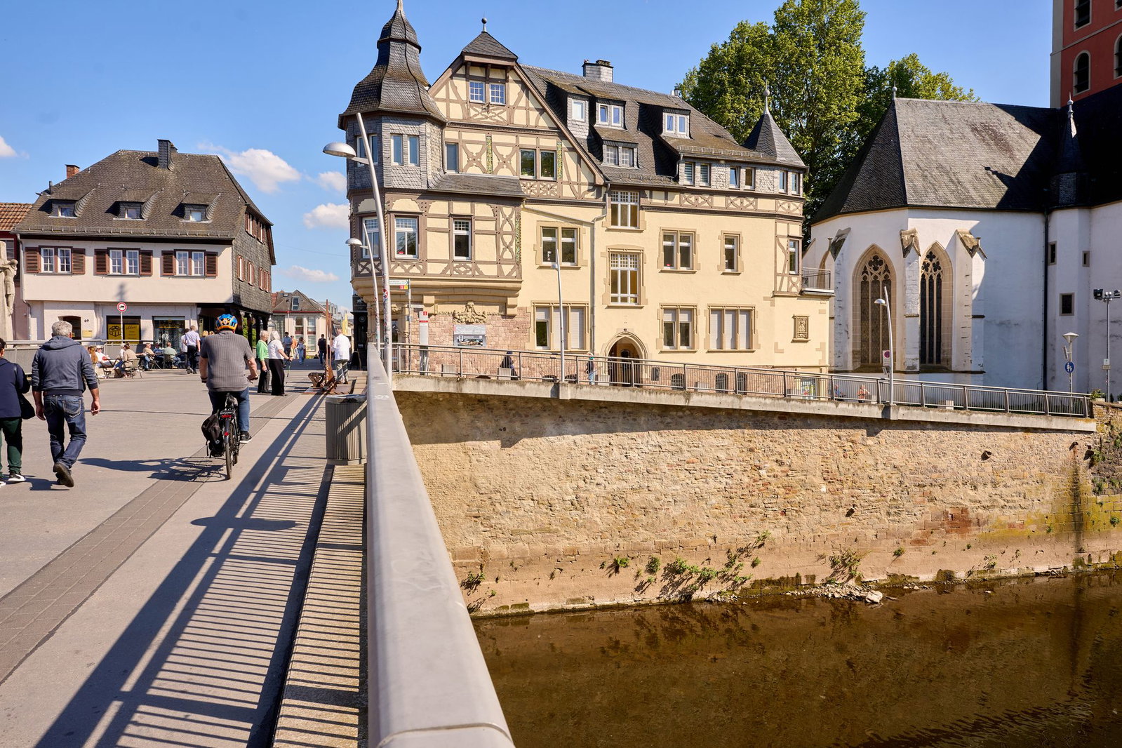 Bäume an versiegelten Flächen sollen in Bad Kreuznach hochsommerliche Hitze erträglicher machen. (Archivbild)