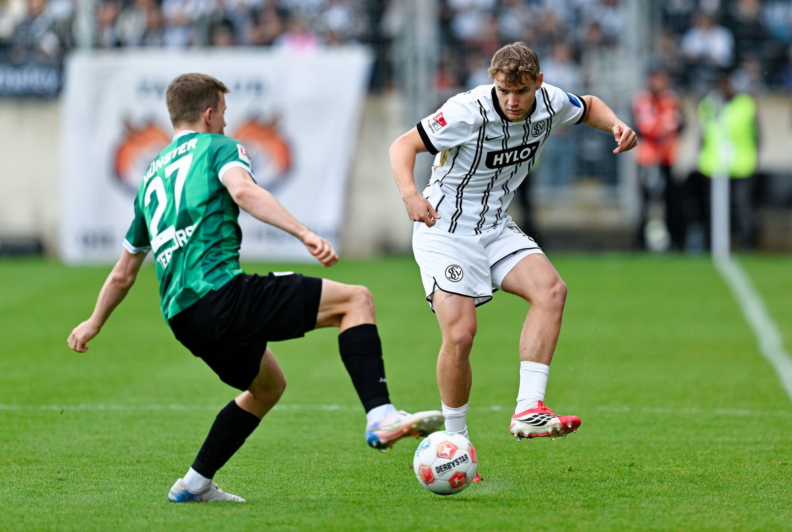 Lasse Günther (r) bleibt der SV Elversberg erhalten. (Archivbild)