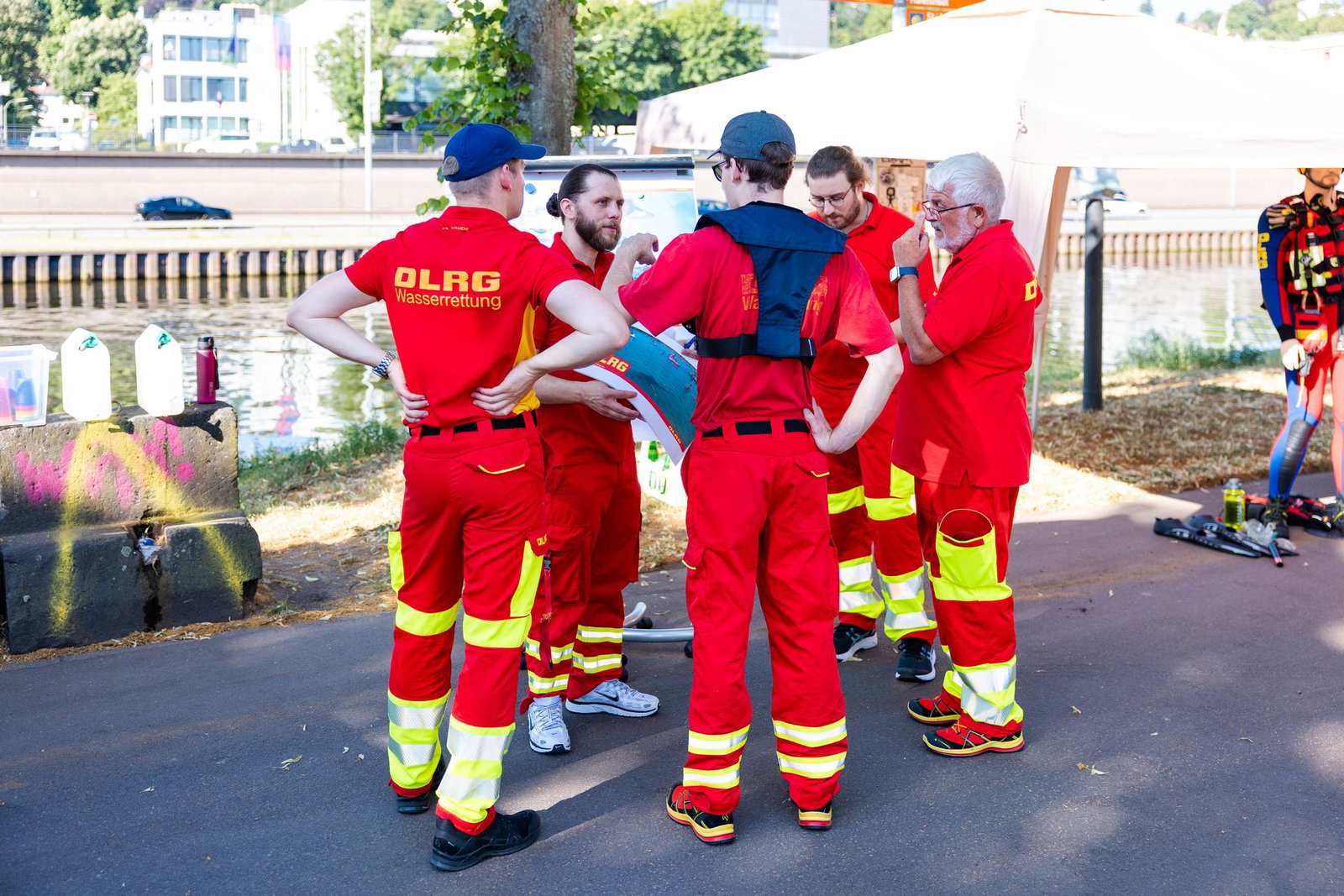 DLRG-Ausbilder stimmen am Saar-Leinpfad die einzelnen Ausbildungsstationen für den Wasserrettungstag ab.