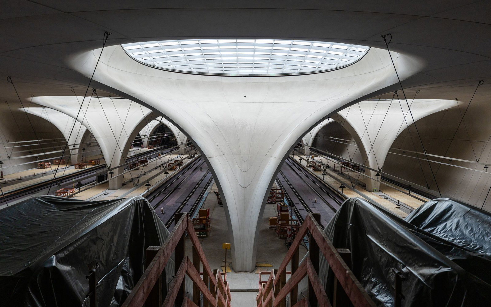 Innen sieht der Stuttgarter Tiefbahnhof recht fertig aus, bis er aber in Betrieb geht, wird es noch gut fünf Jahre dauern. (Archivbild)