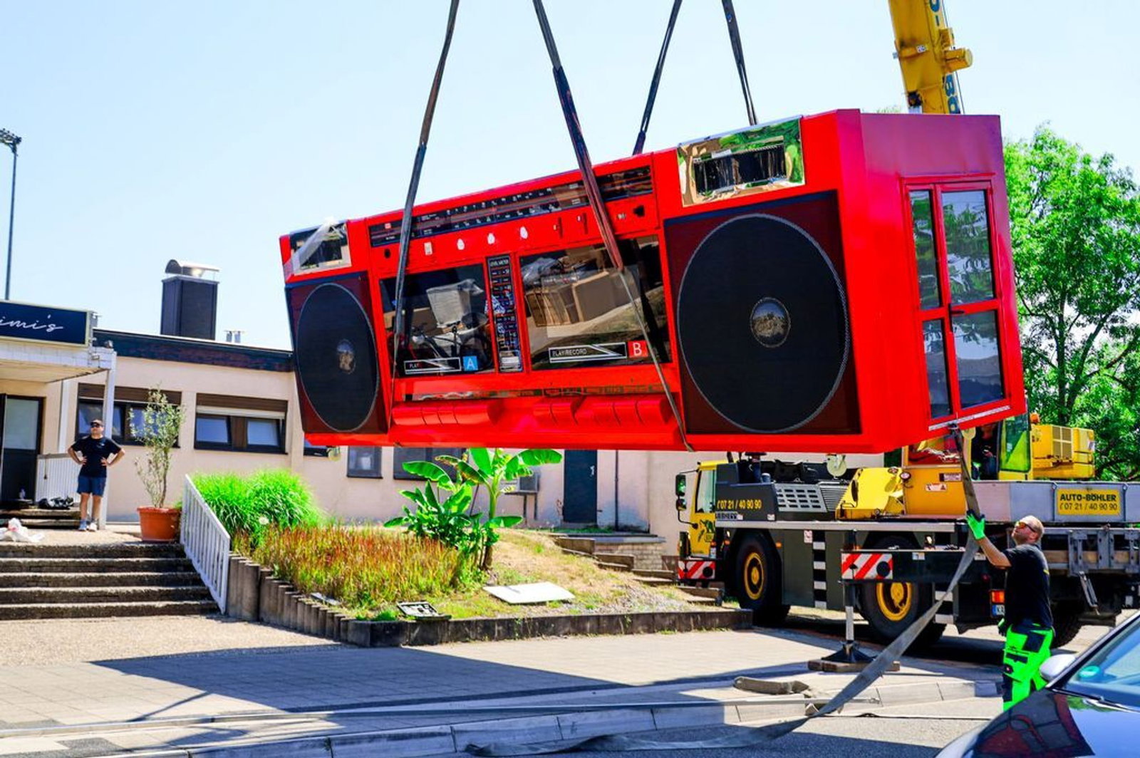 Hier schwebt eine Ghettoblaster-Eisdiele - bald stehen hier eishungrige Gäste vermutlich Schlange.