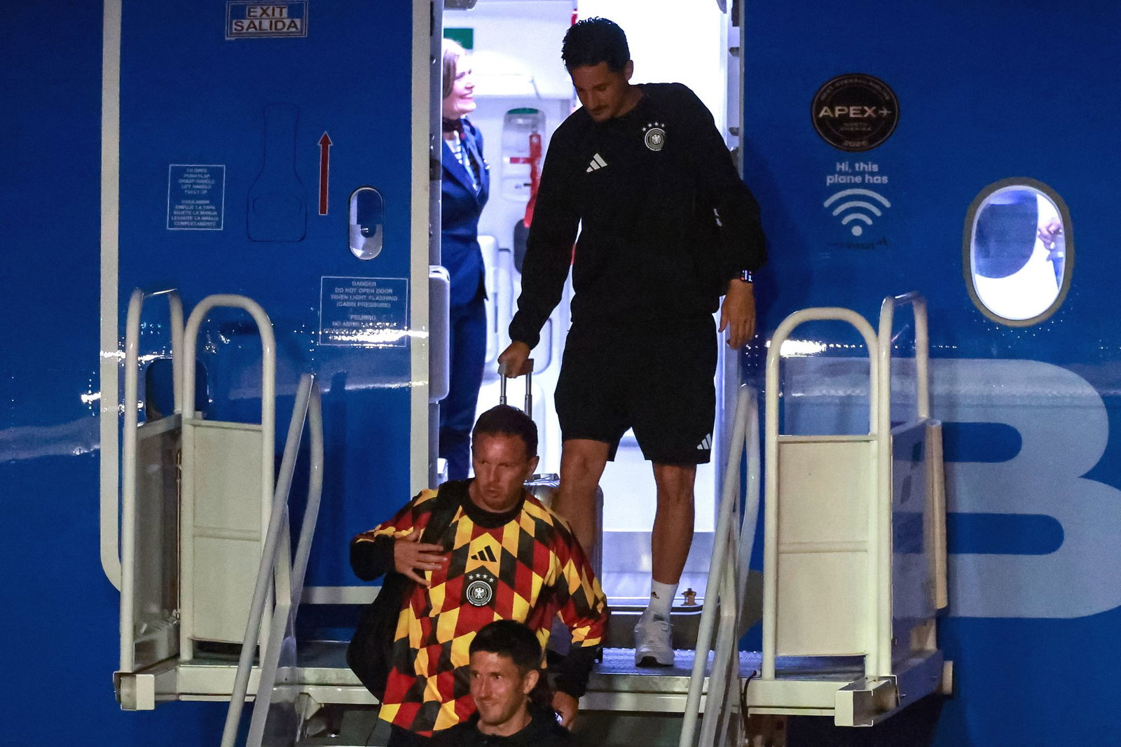 Mit drei Punkten und sieben Toren im Gepäck zurück in Winston-Salem: Julian Nagelsmann beim Verlassen des DFB-Fliegers.