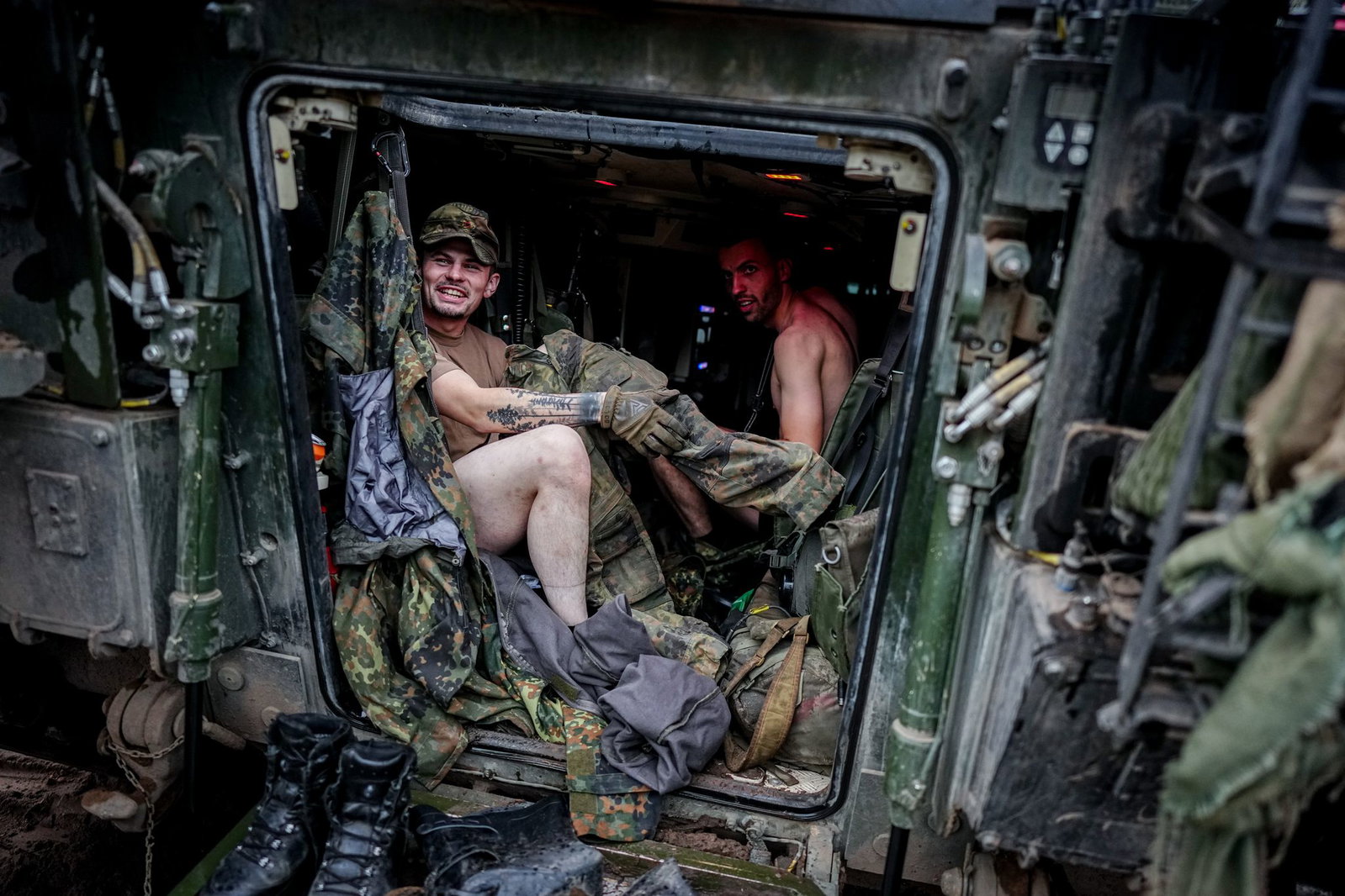 Nach dem Regen: Panzergrenadiere ziehen sich um.