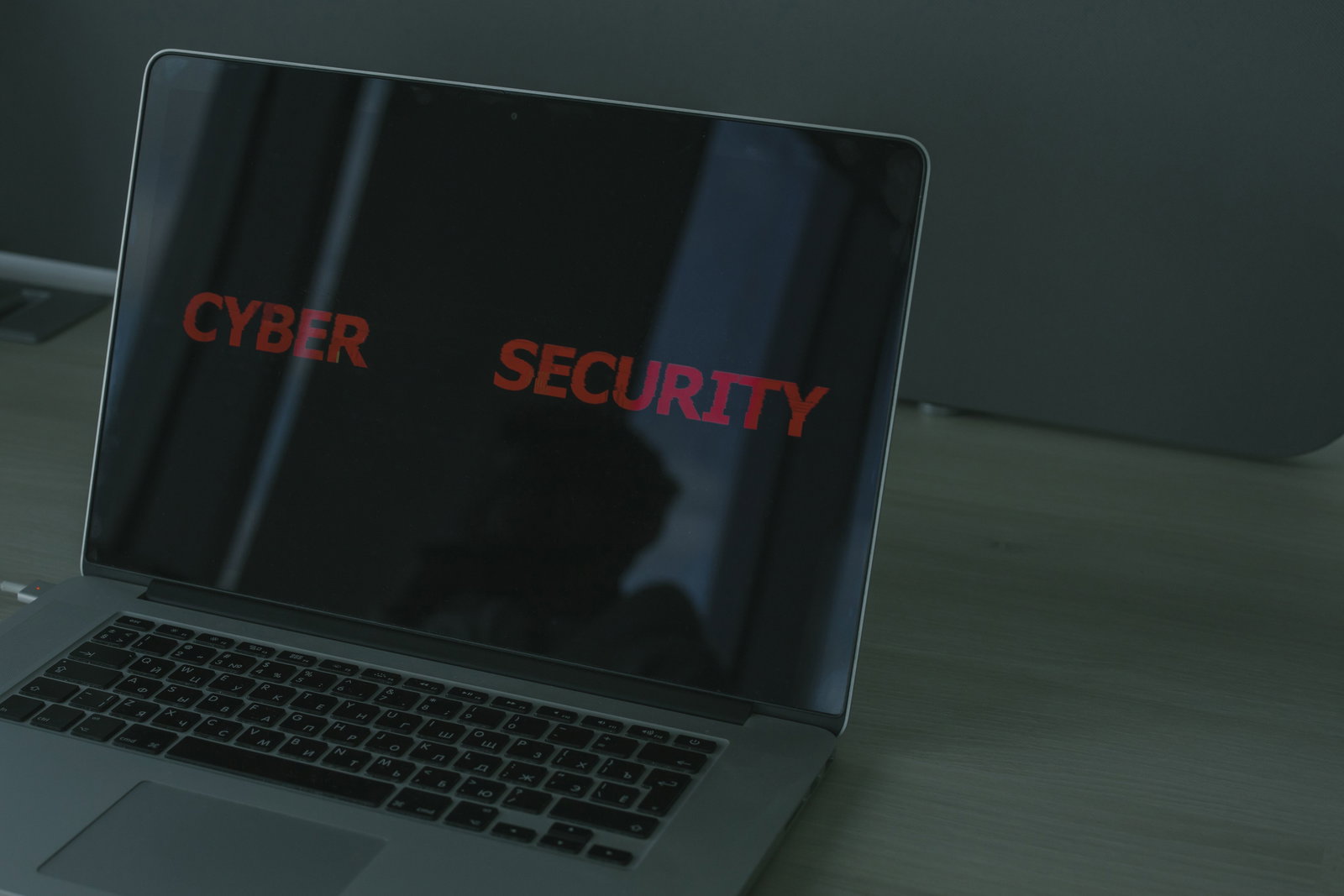 Offener Laptop mit der Schrift Cyper Security 