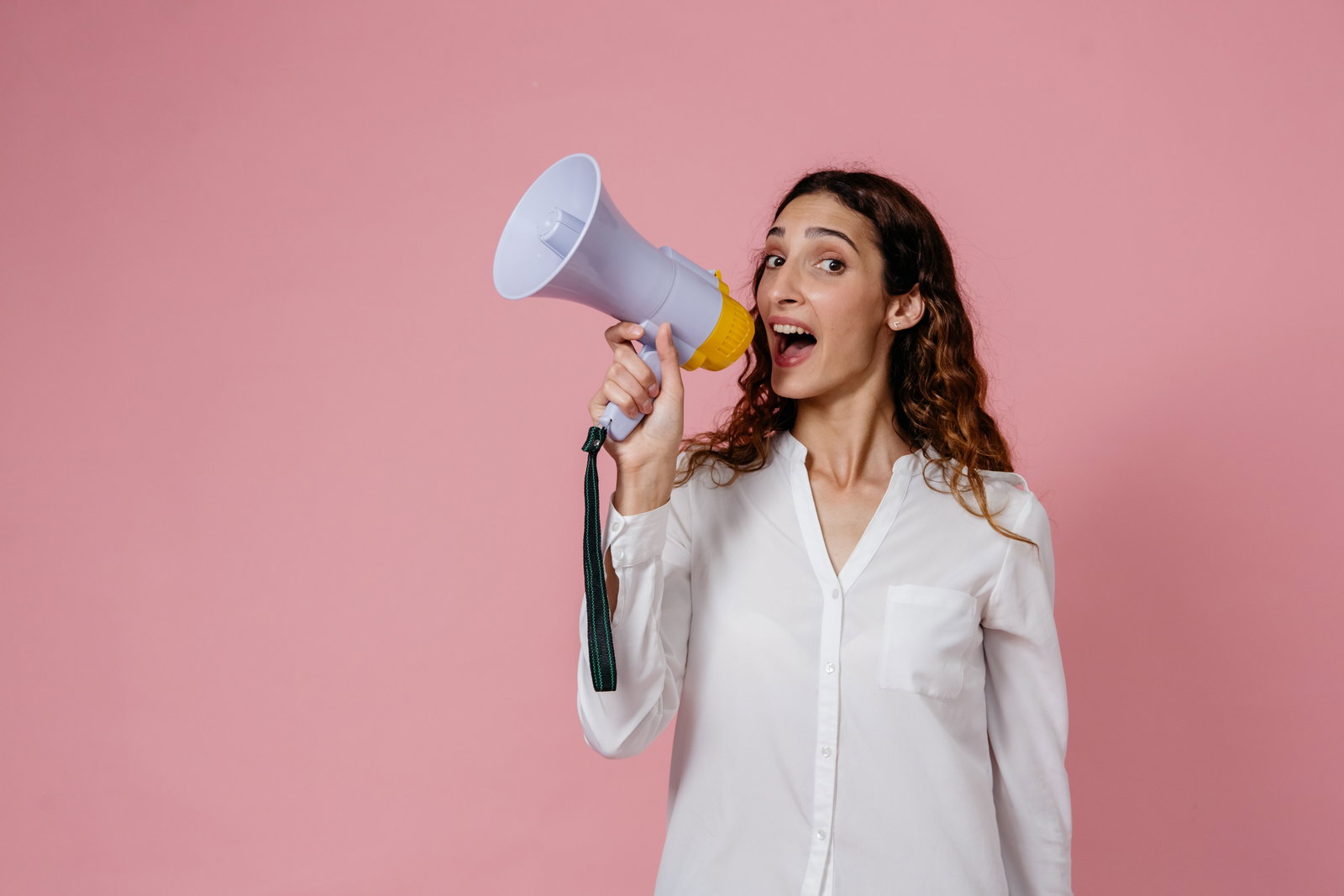 Frau ruft ins Mikrophone/ Lautsprecher