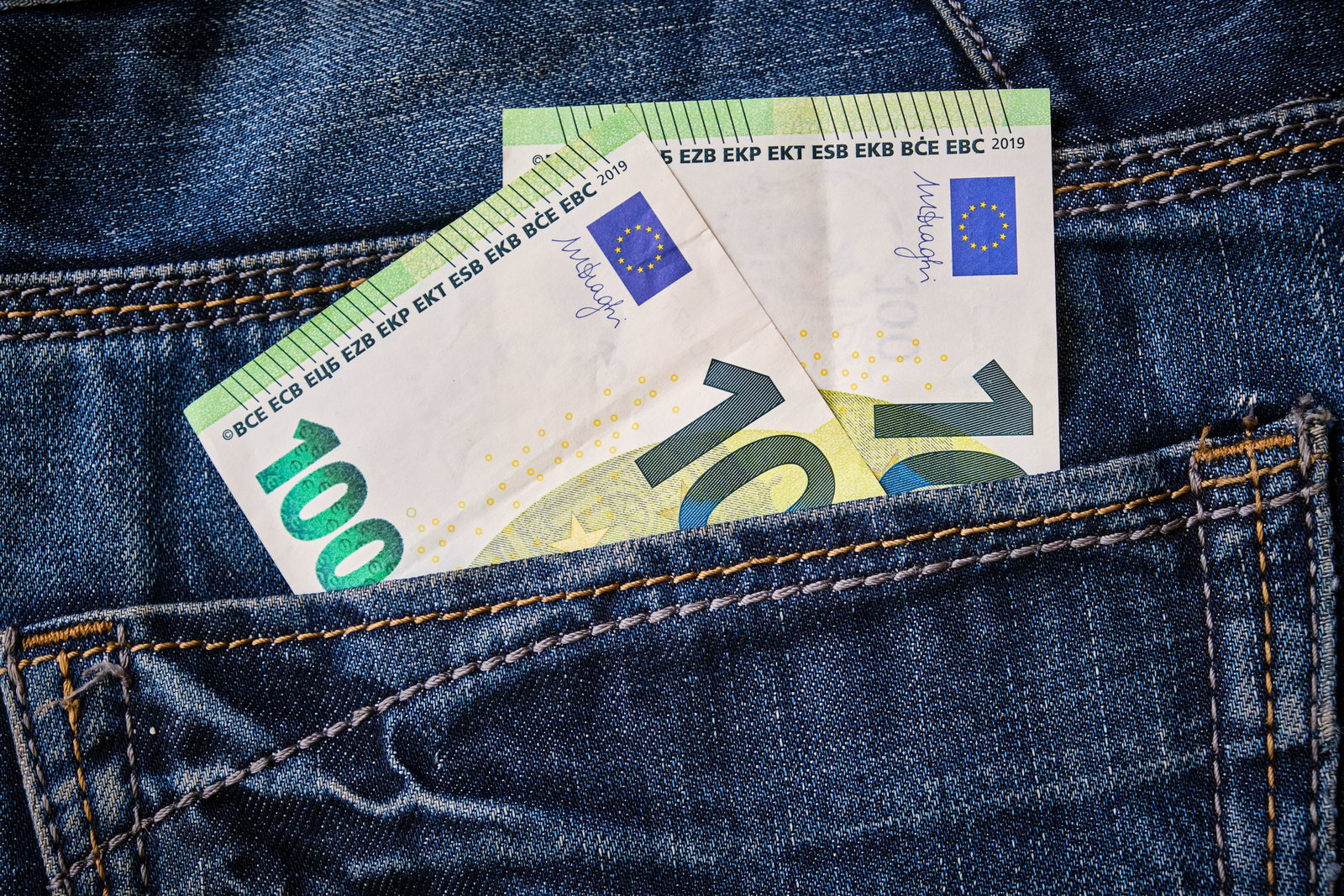 zwei 100 Ero Scheine in Jeans Hosentasche