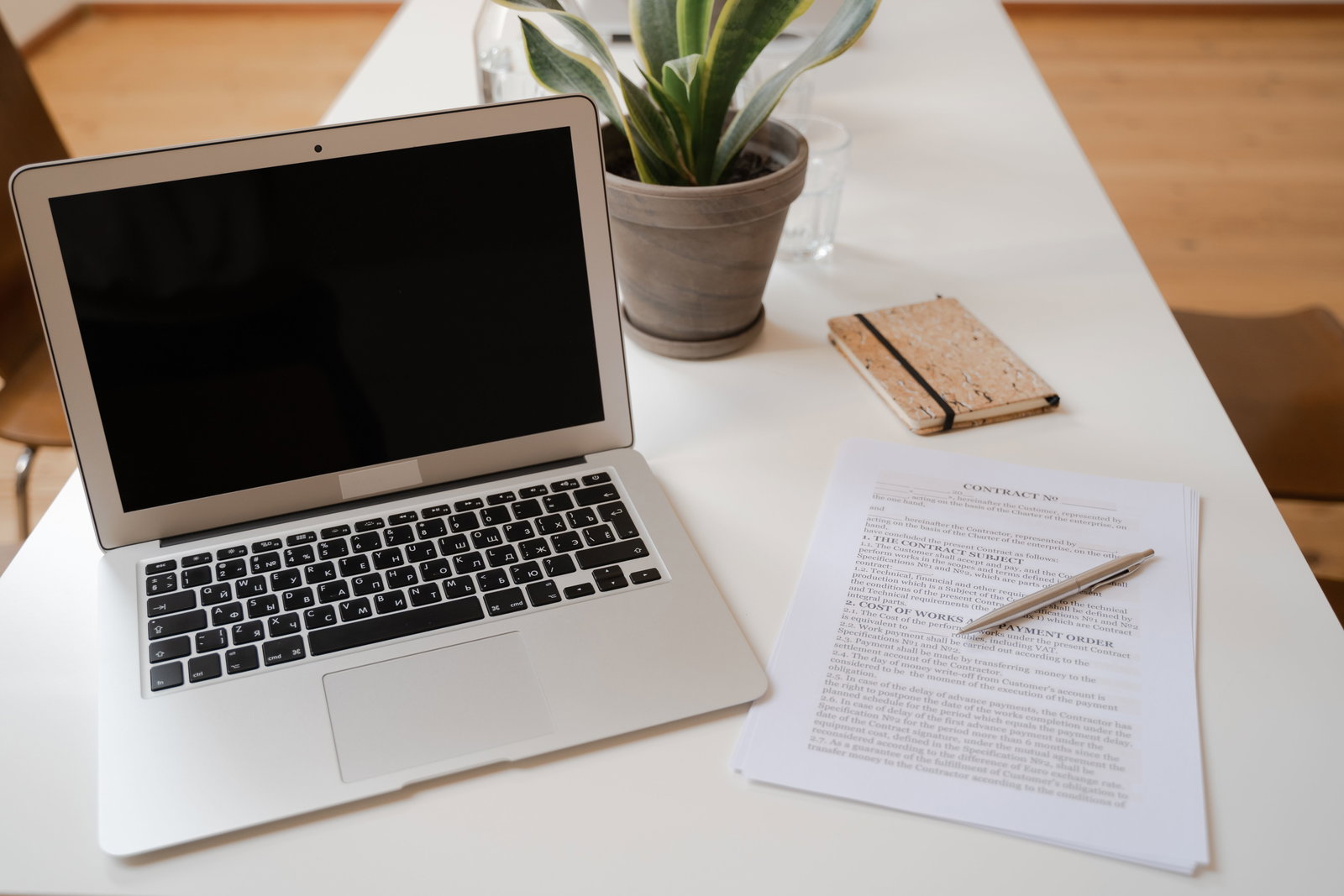 Tisch mit PC Papier Stift und Kalender