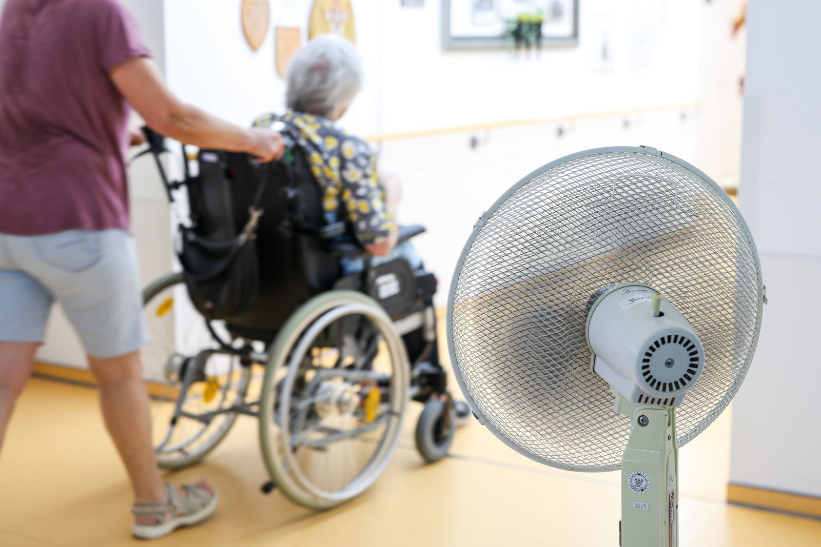 Hohe Temperaturen sind für alte Menschen besonders belastend. (Symbolbild)