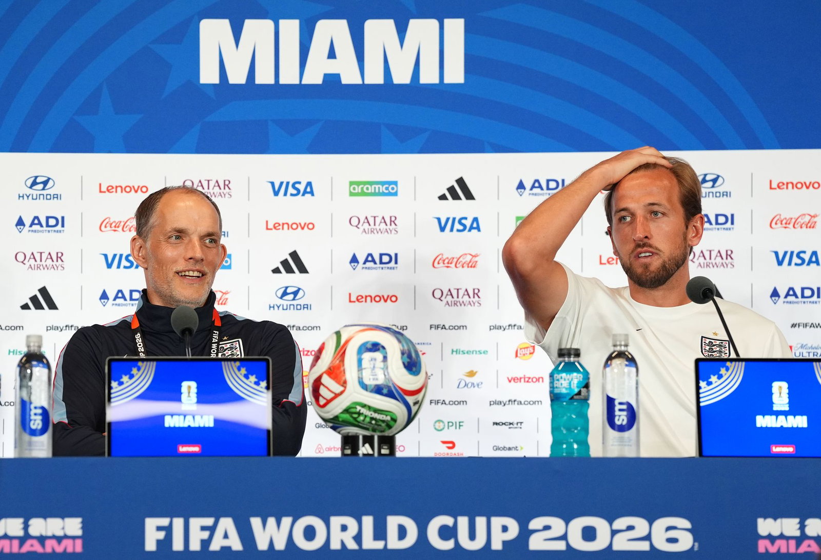 Harry Kane (r) springt Thomas Tuchel bei. 