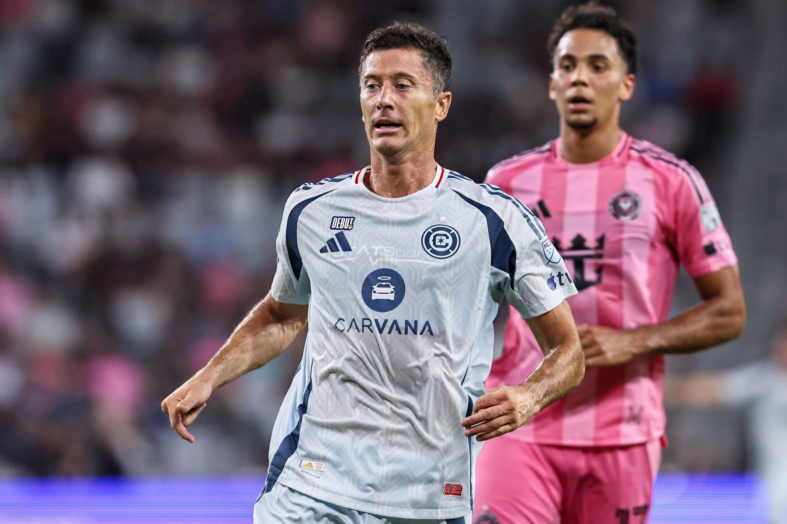 Robert Lewandowski (l) hat sein Debüt in der MLS mit Chicago Fire verloren.