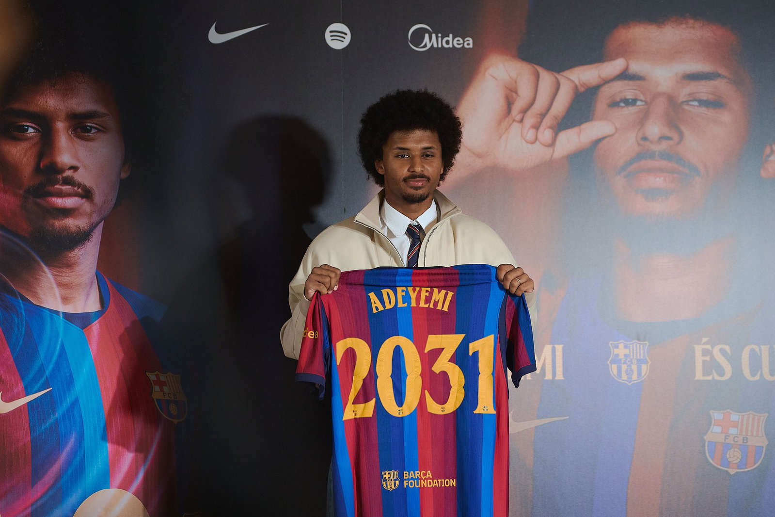 Karim Adeyemi wird beim FC Barcelona vorgestellt. 
