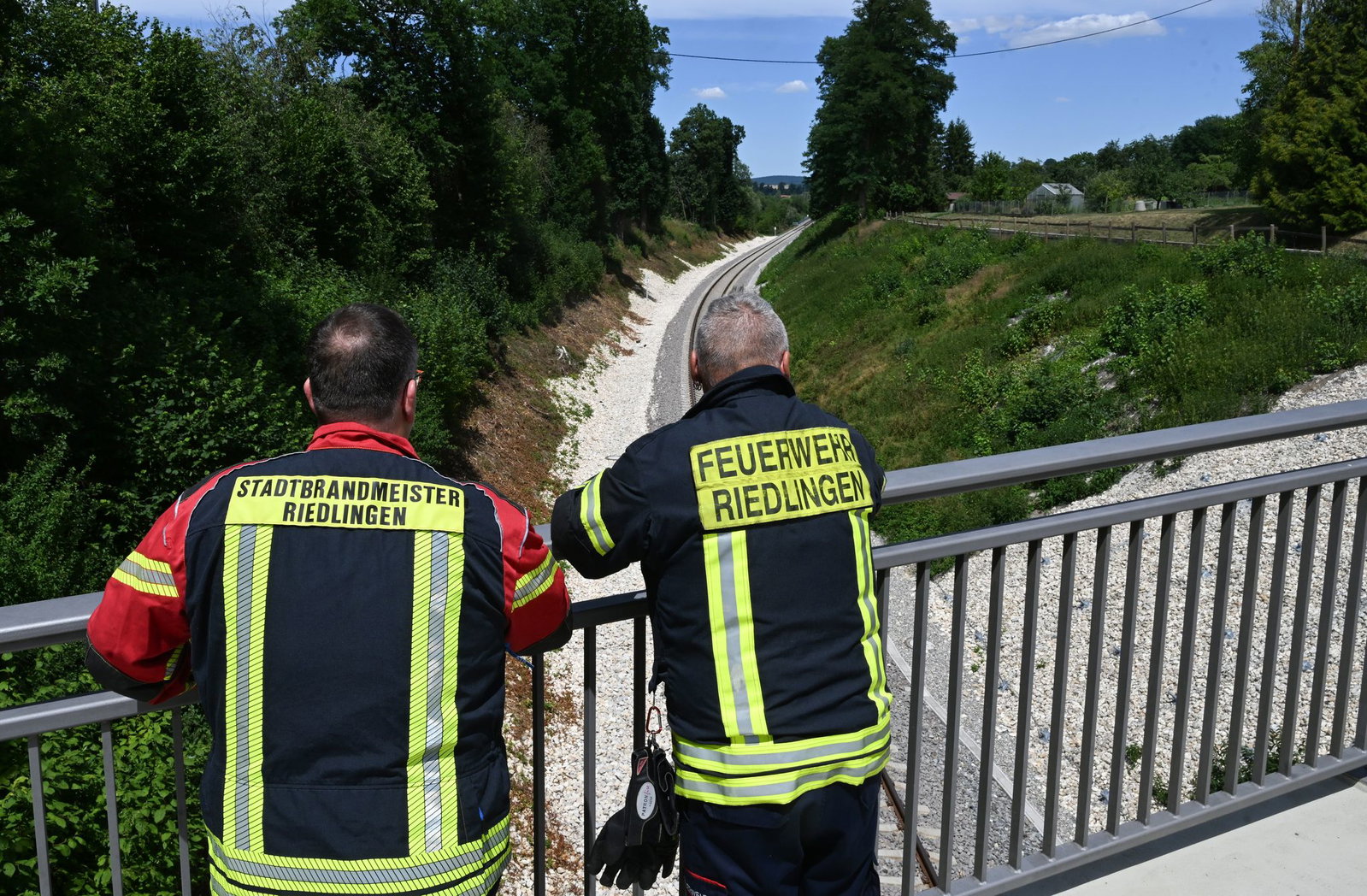 Rund ein Jahr nach dem Unglück stehen die beiden wieder auf der Brücke. 