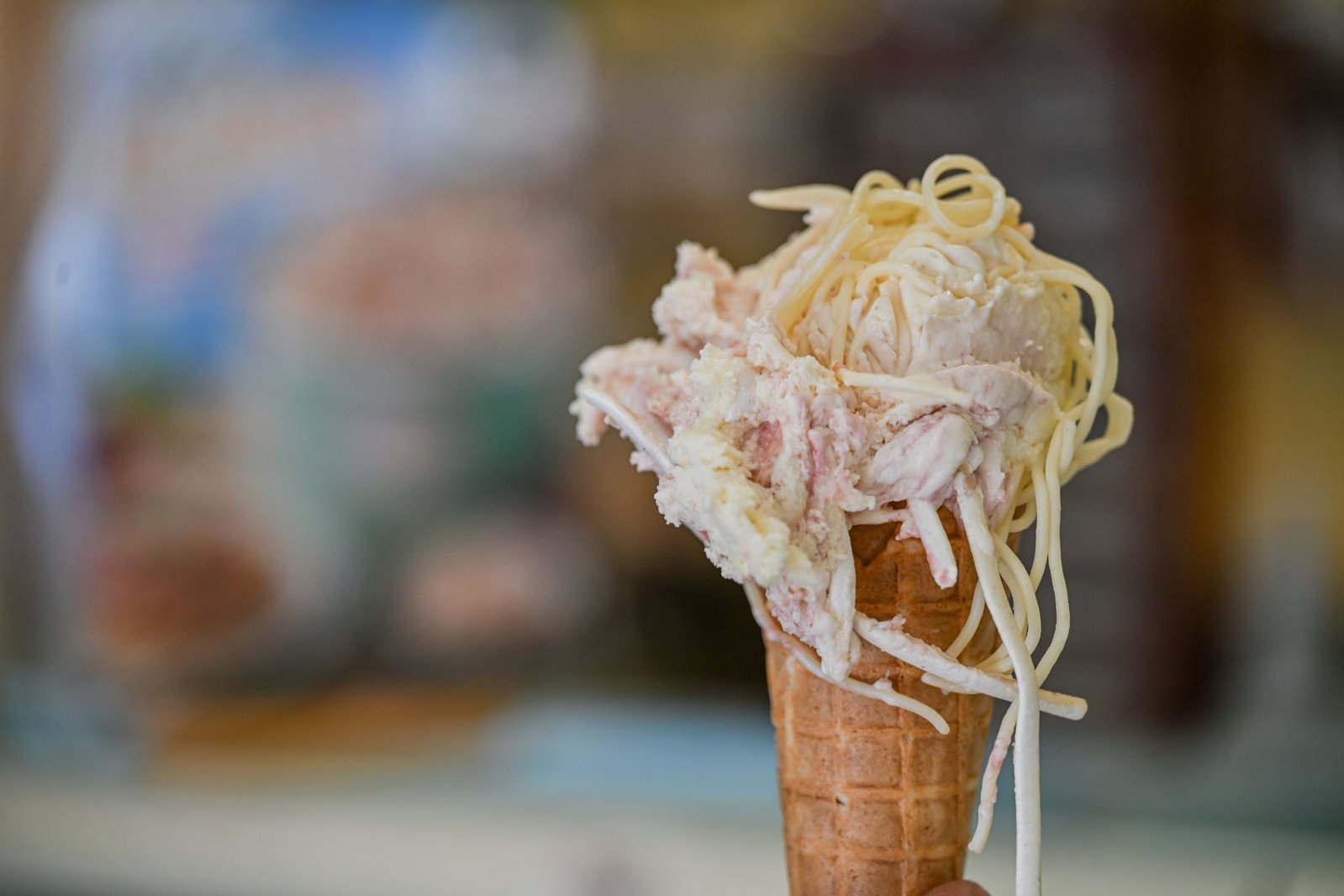 Spaghetti statt Streusel: Diese Eis hat ein besonderes Topping.