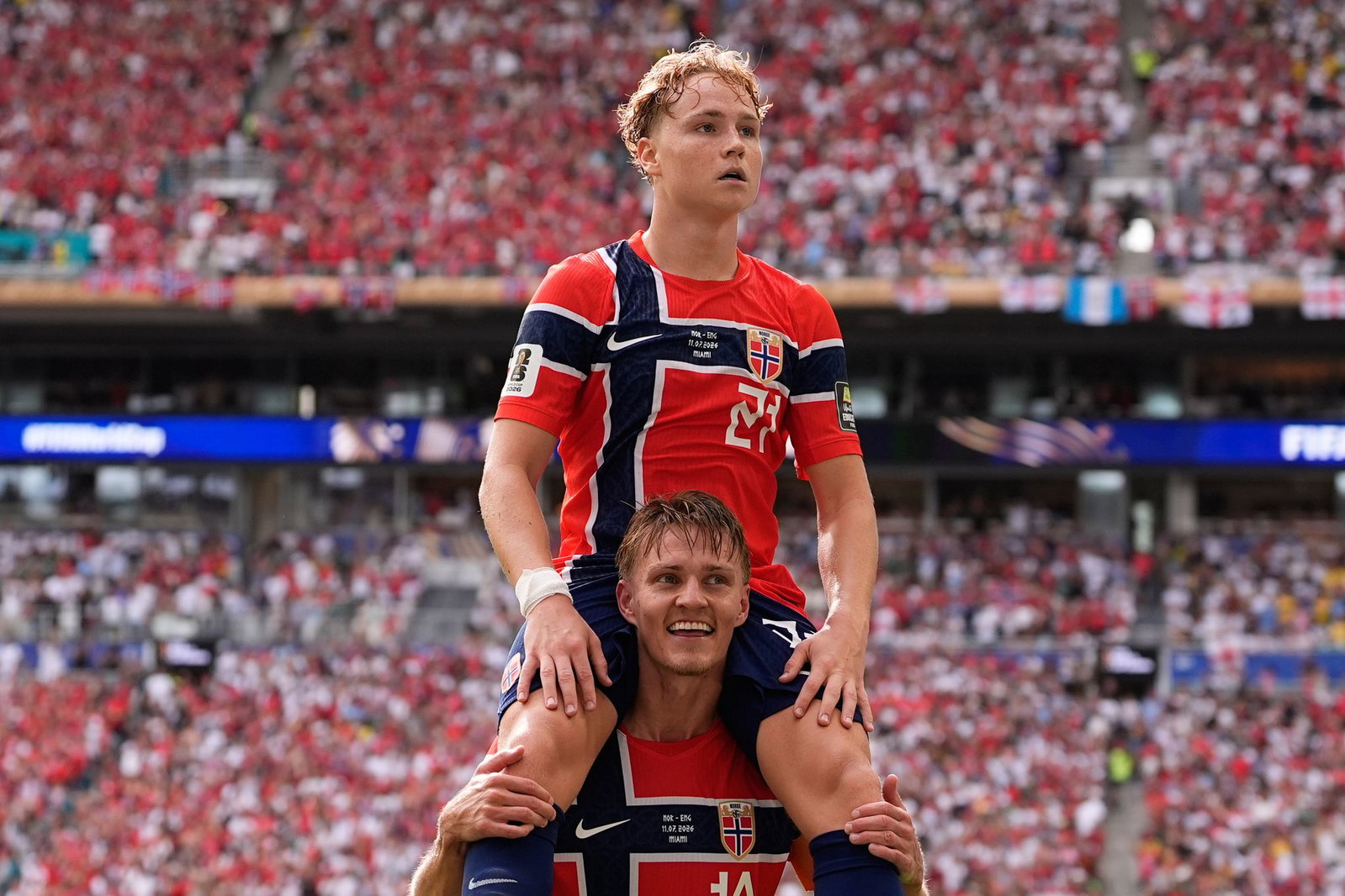 Andreas Schjelderup ließ sich nach seinem Traumtor auf den Schultern tragen.