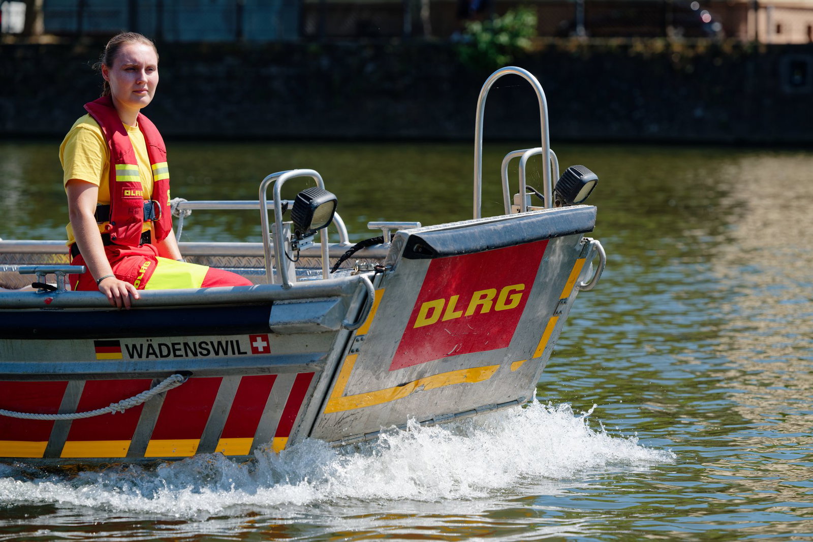 Die Rettungsschwimmer in Heidelberg teilen sich auf und beobachten das Geschehen am und im Wasser vom Land aus, versorgen Erste-Hilfe-Notfälle und fahren Streife über den Neckar.
