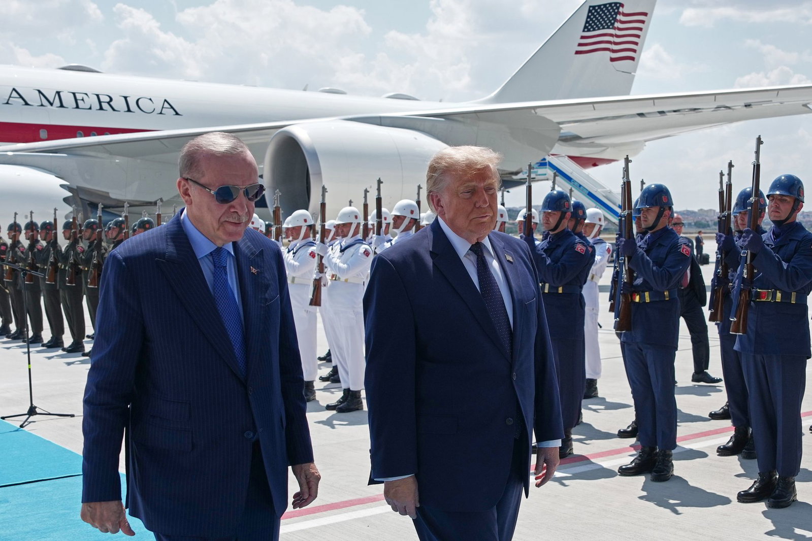 Der türkische Präsident Erdogan empfing Trump am Flughafen.