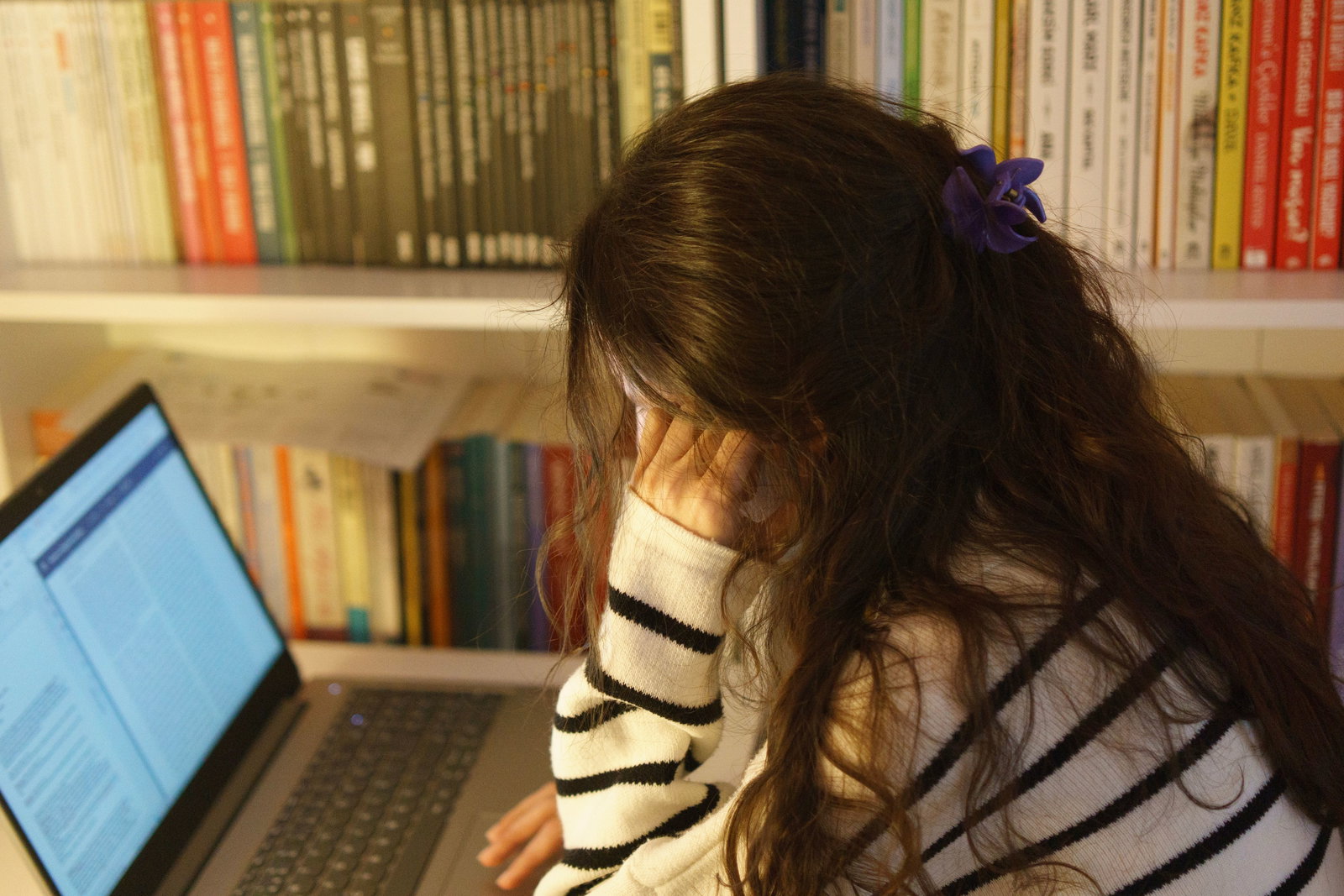 Mädchen sitz am Laptop