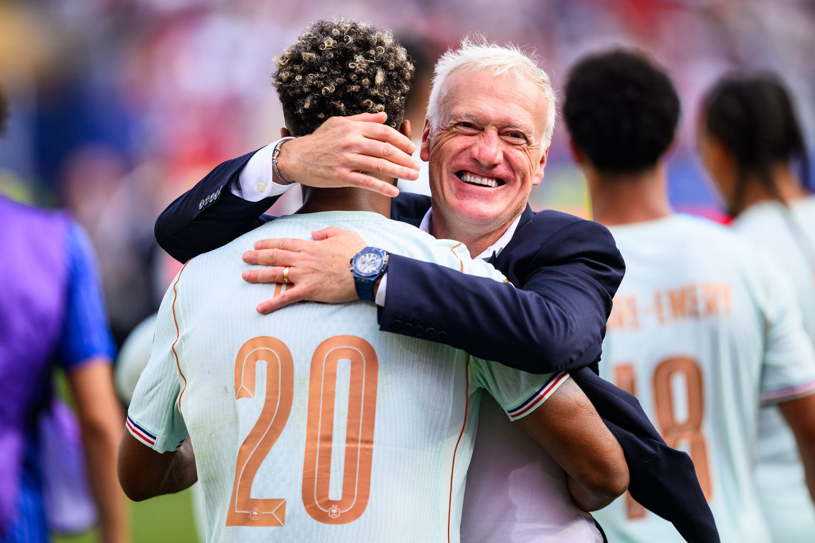 Deschamps herzt Désiré Doué nach dem Halbfinal-Einzug. (Archivbild)