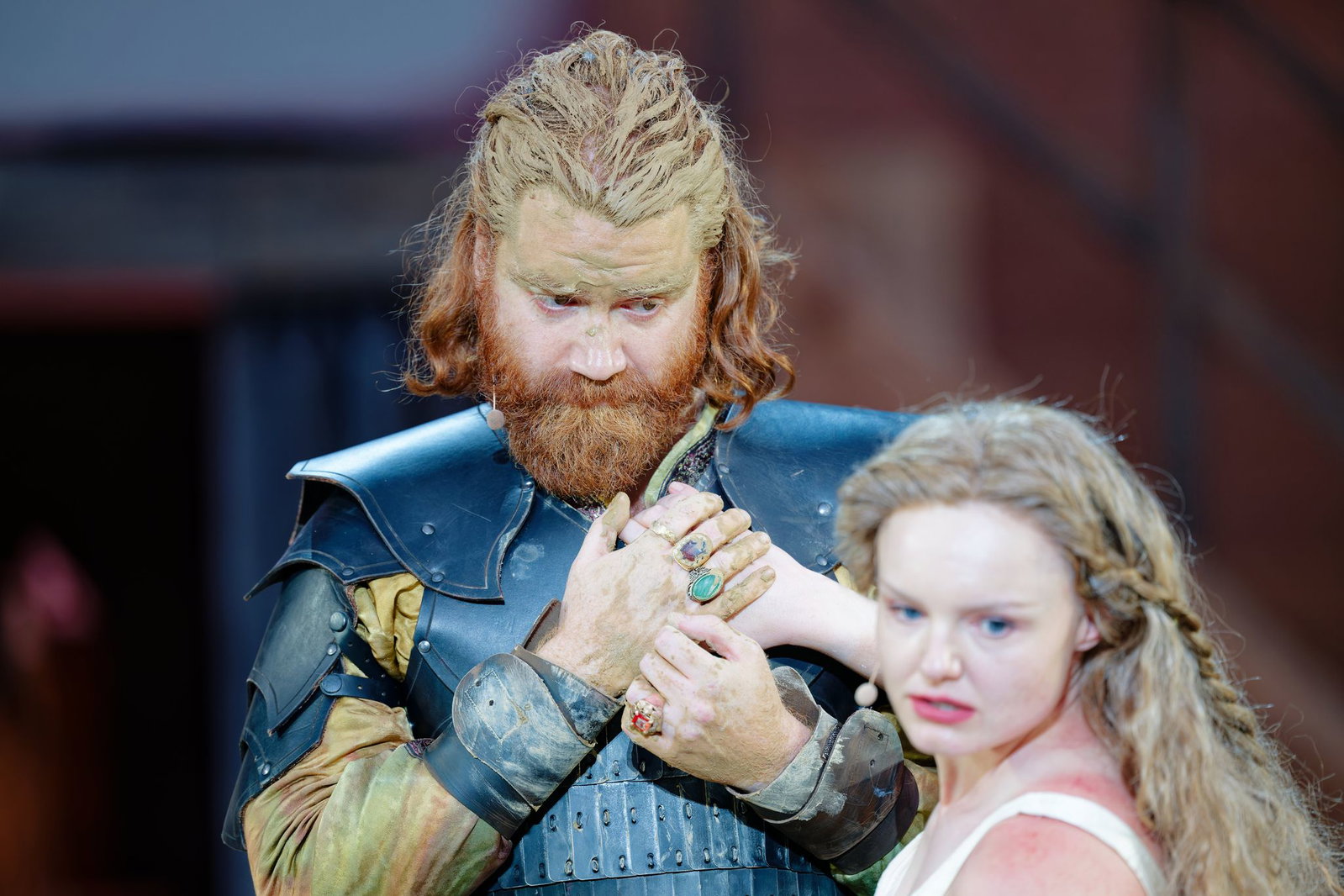 Maria Dragus als Kriemhild und Aram Tafreshain als Etzel bilden eine Zweckgemeinschaft. (Archivbild)