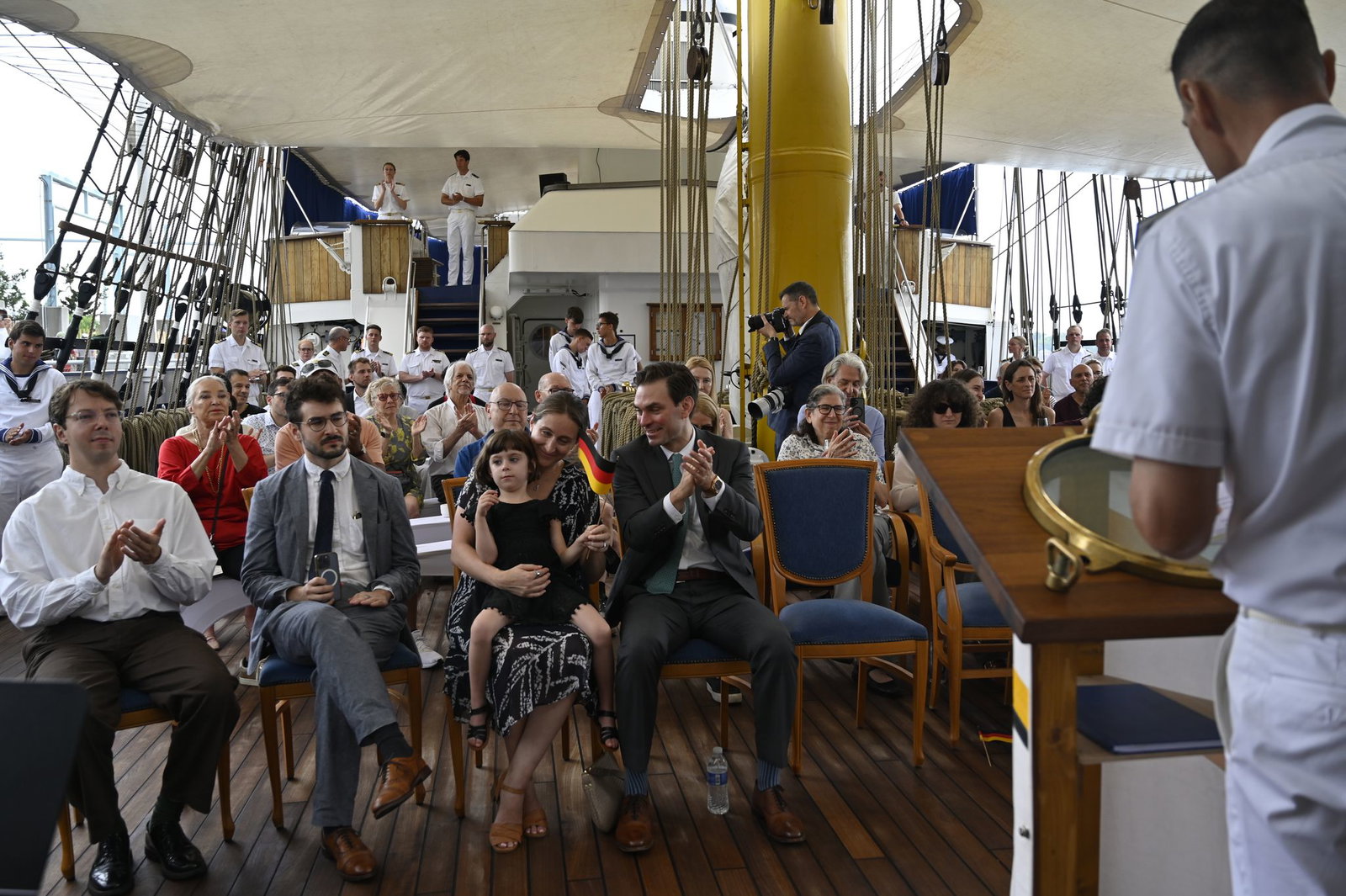 Die Gorch Fock ankert derzeit in New York und wurde zum Schauplatz einer Einbürgerungszeremonie für Nachkommen von NS-Verfolgten.
