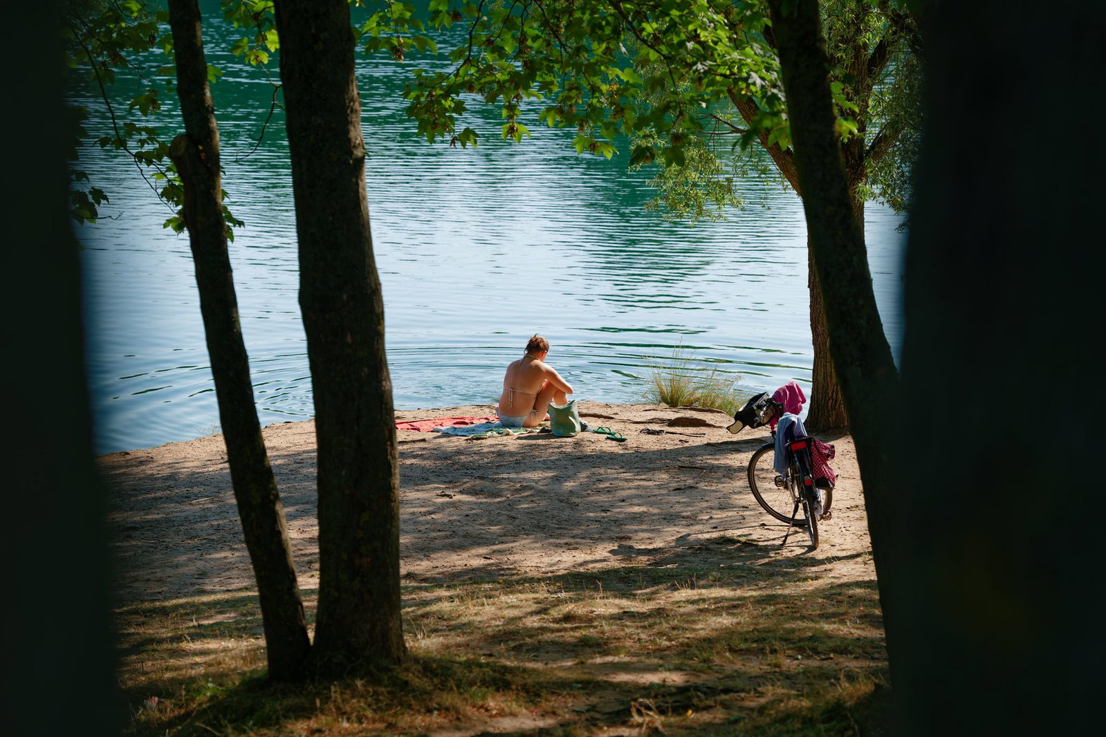 Manche trotzen der Hitzewelle am Wasser. 