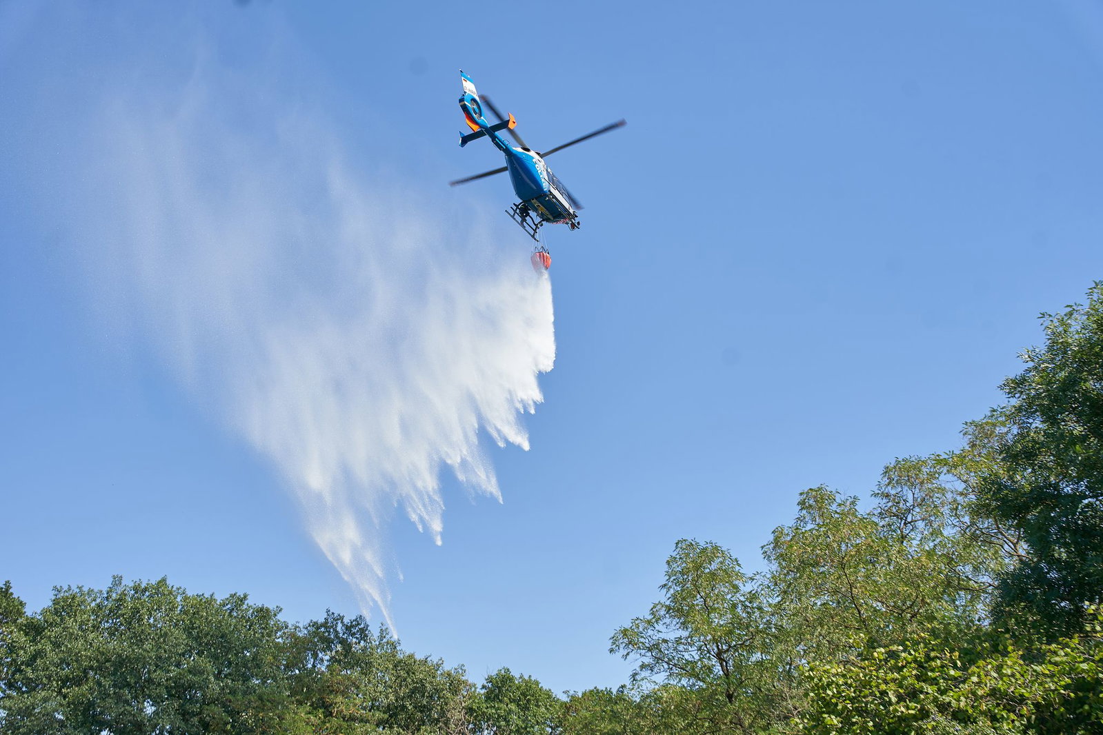 Die neuen Polizeihubschrauber können Löschwasser in Außenbehältern transportieren und über Brandgebieten abwerfen. (Archivbild)