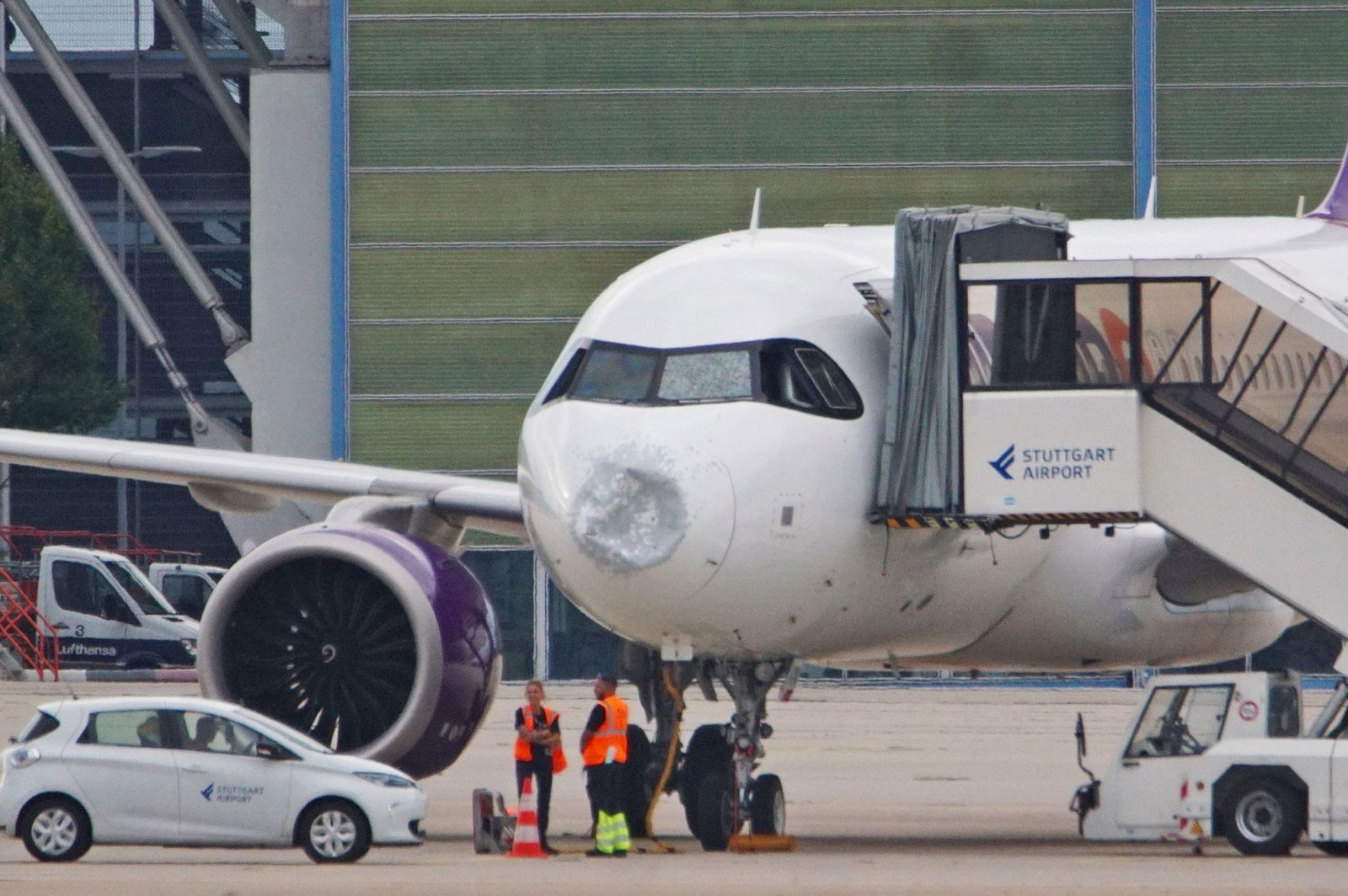 Einiges abbekommen durch ein Unwetter hat ein Flugzeug auf dem Weg nach Stuttgart. 