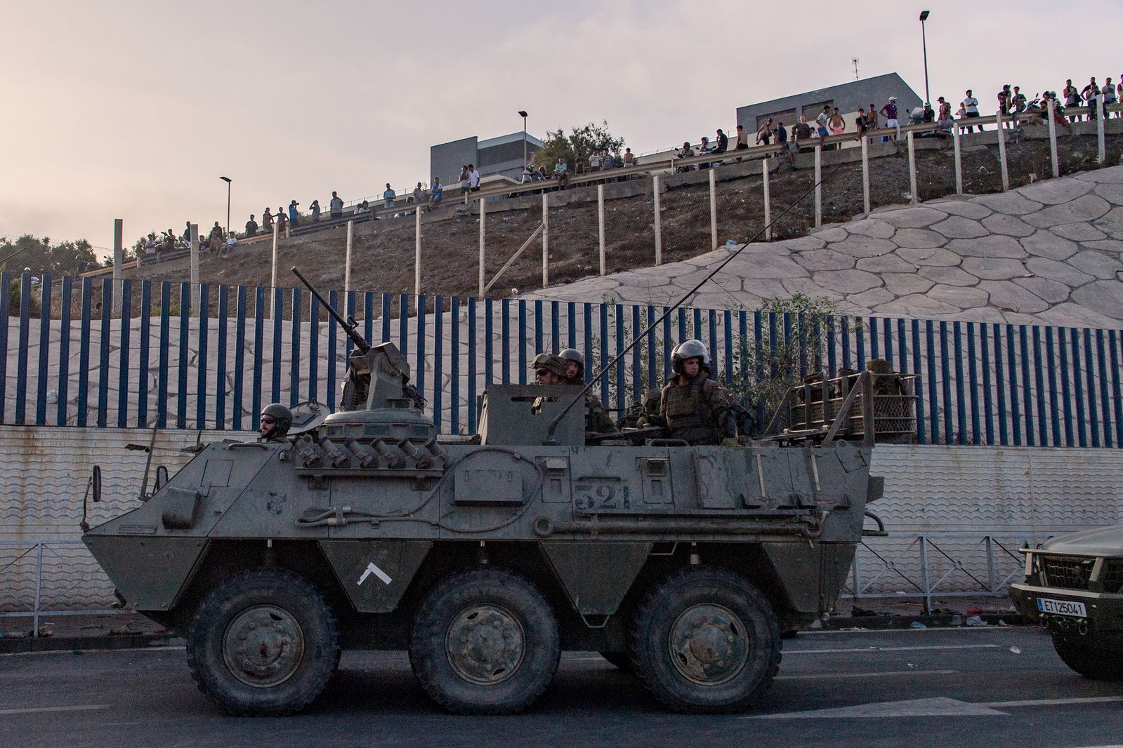 Die Zentralregierung in Madrid ordnete den Einsatz von in Ceuta stationierten Armeeeinheiten zur Unterstützung der Grenzbeamten an.