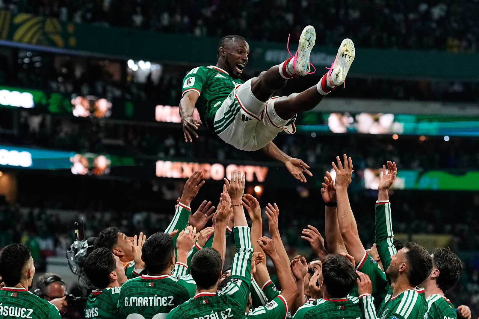 Mexikos Team feiert einen berauschenden WM-Abend.