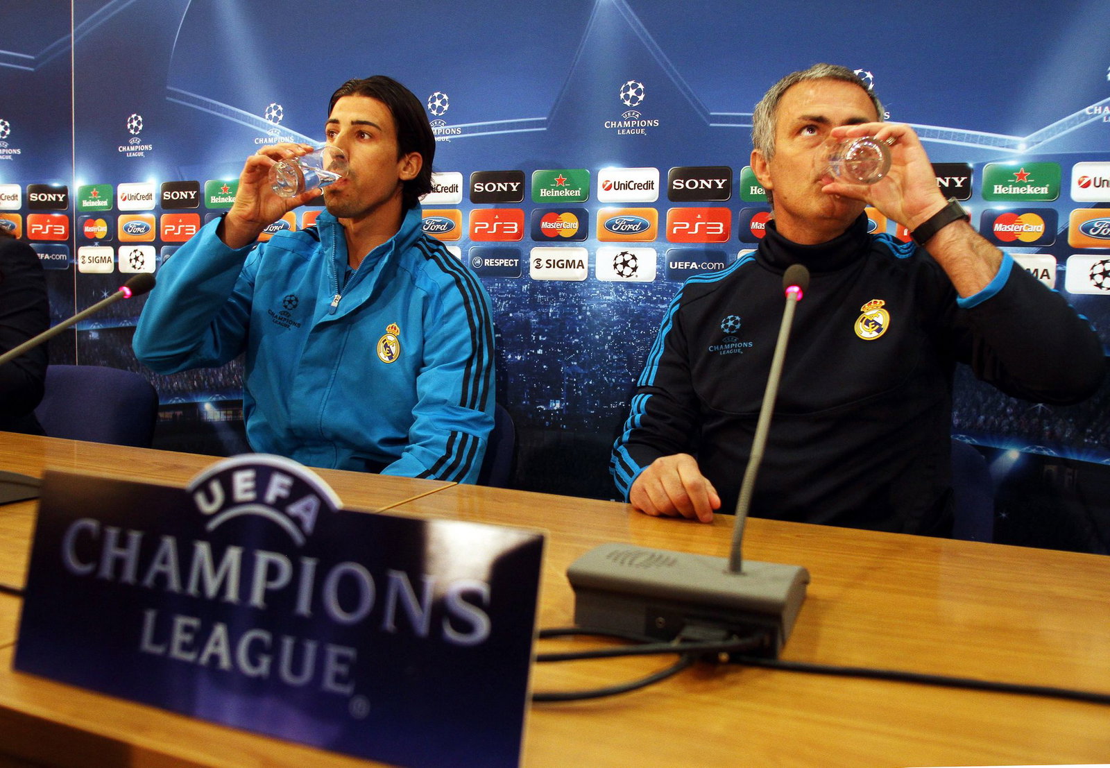 Nach fast eineinhalb Jahrzehnten wieder bei Real vereint: Sami Khedira (links) und Coach José Mourinho. (Archivbild)
