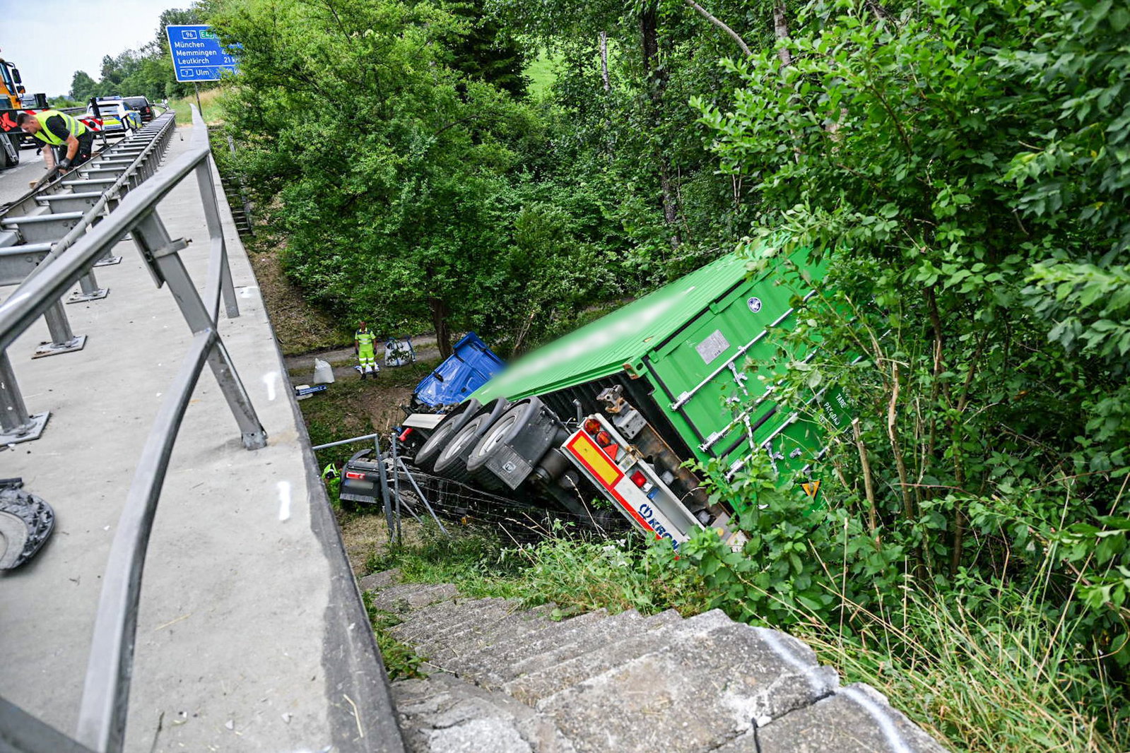Ein Lastwagen ist auf der A96 bei Wangen verunglückt.