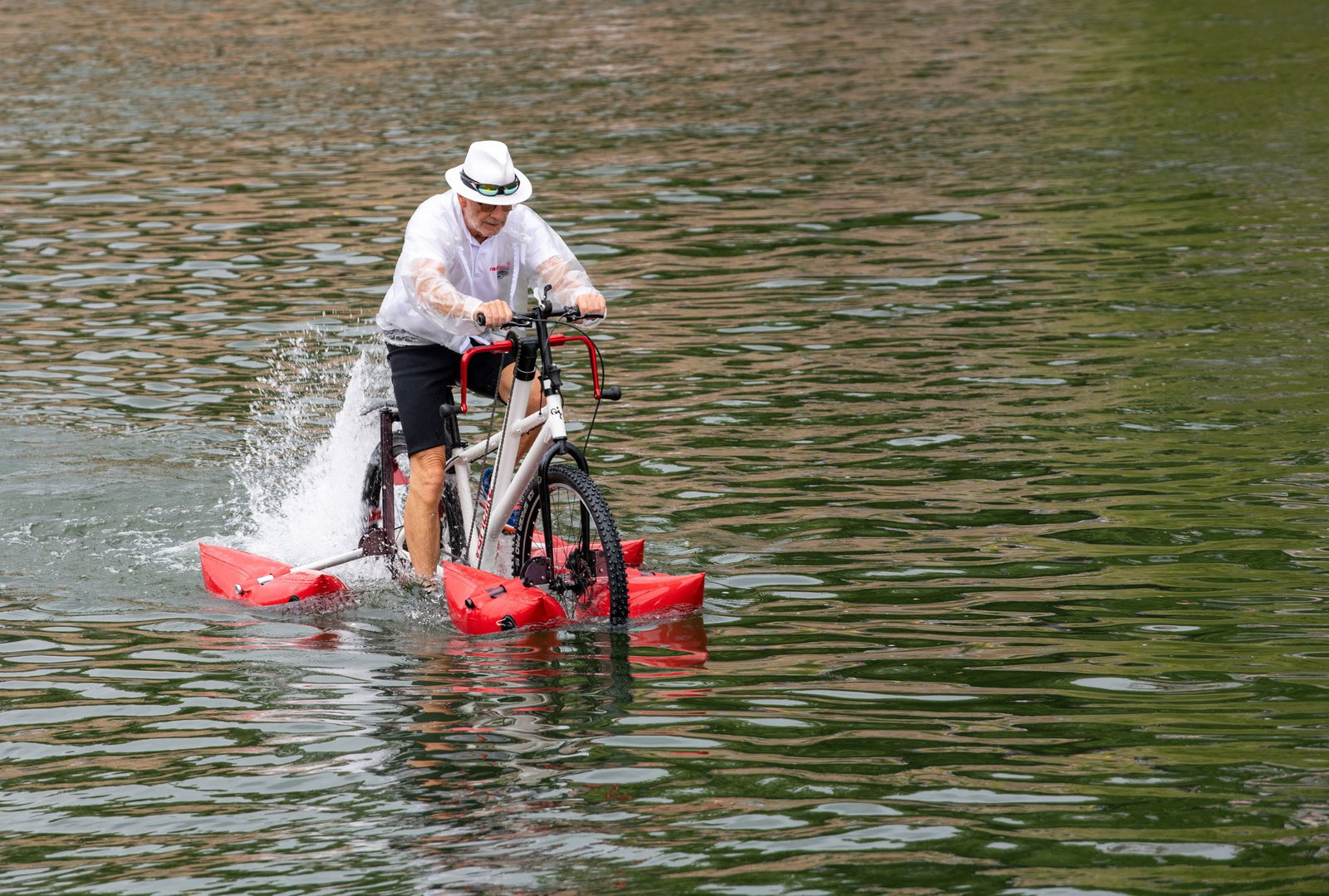 Wieso nicht an einem Montag einfach mal mit dem Fahrrad über den Fluss? (Archivbild) 
