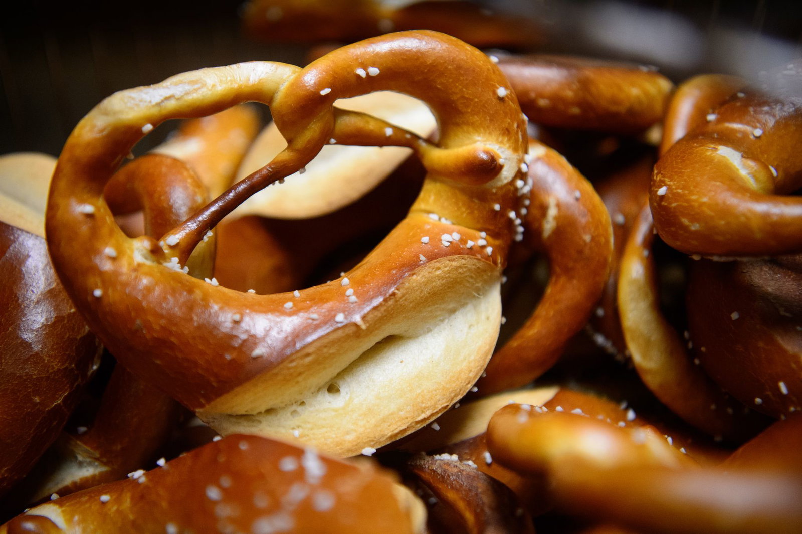 «Halt die Brezel nach oben», ist eine wiederkehrende Zeile in dem Lied. (Symbolbild)
