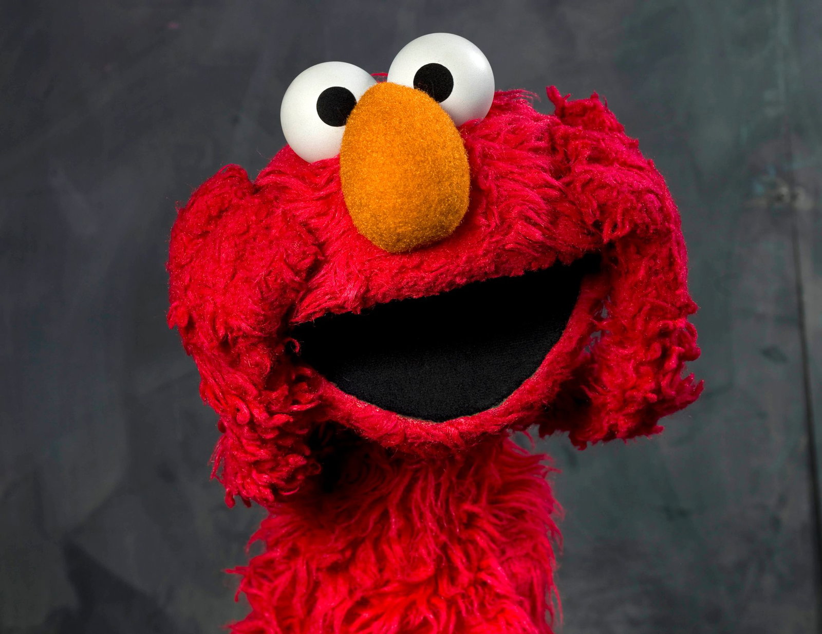 Elmo, das rote Monster aus der Sesamstraße, ist mit einem neuen Videopodcast auf Sendung und interviewt prominente Gäste. (Archivbild)