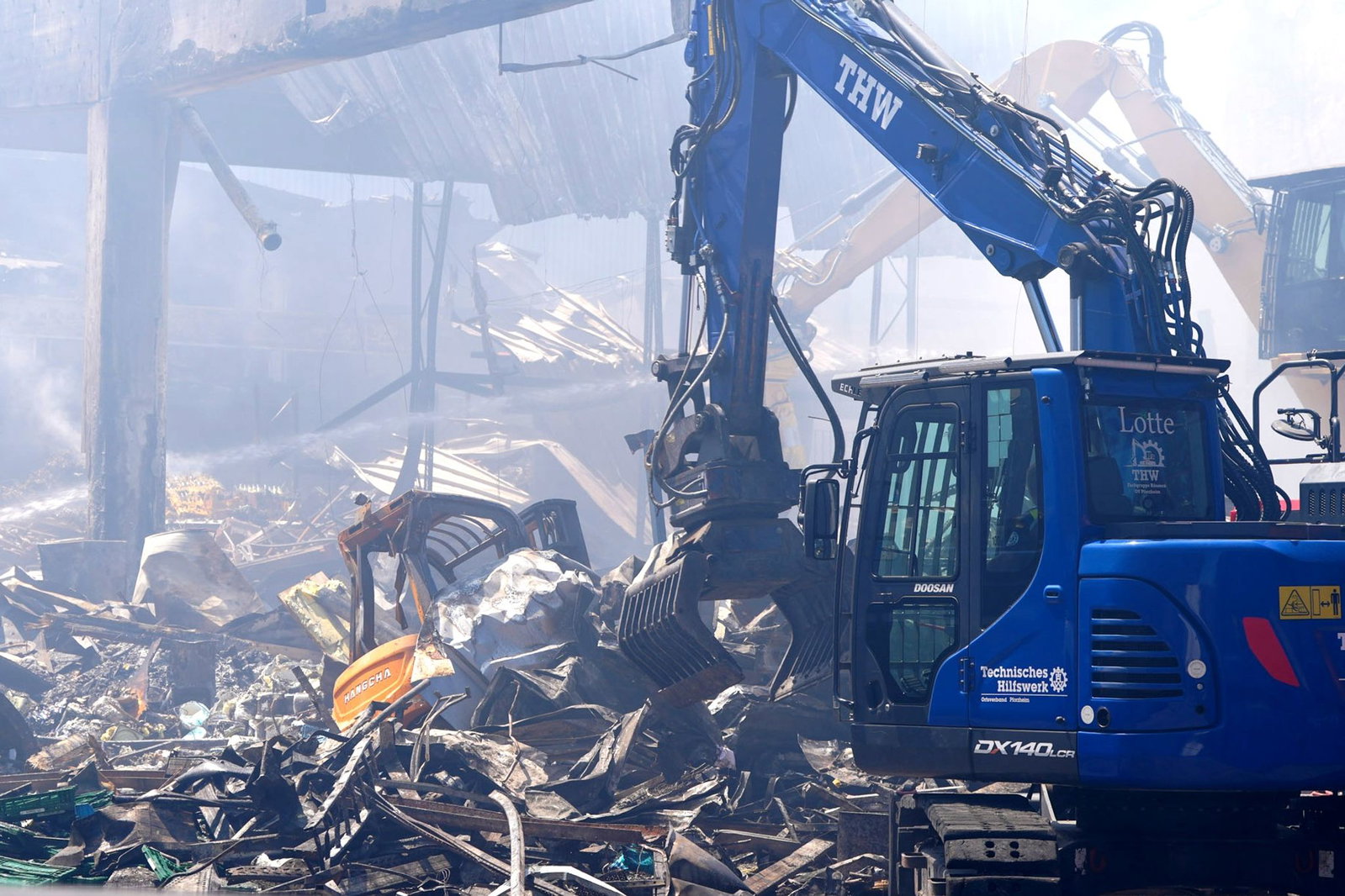 Bagger sind am Brandort im Einsatz.