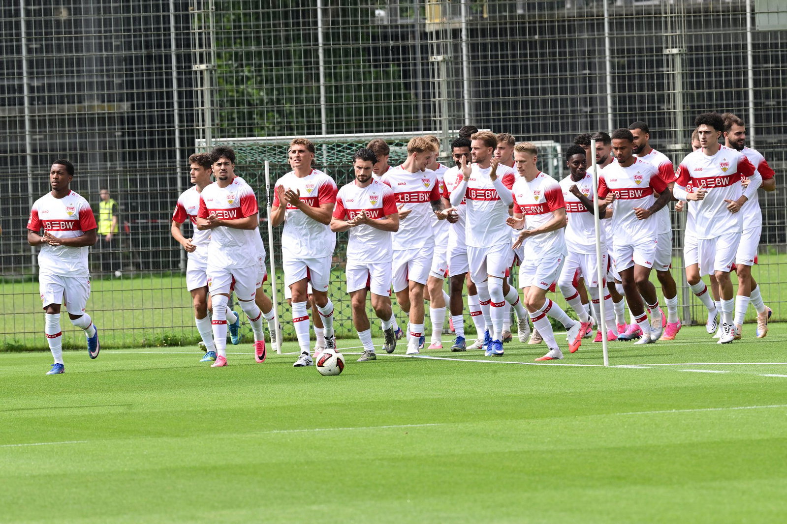 Der VfB Stuttgart ist vor 1.000 Zuschauern in die Saisonvorbereitung gestartet.