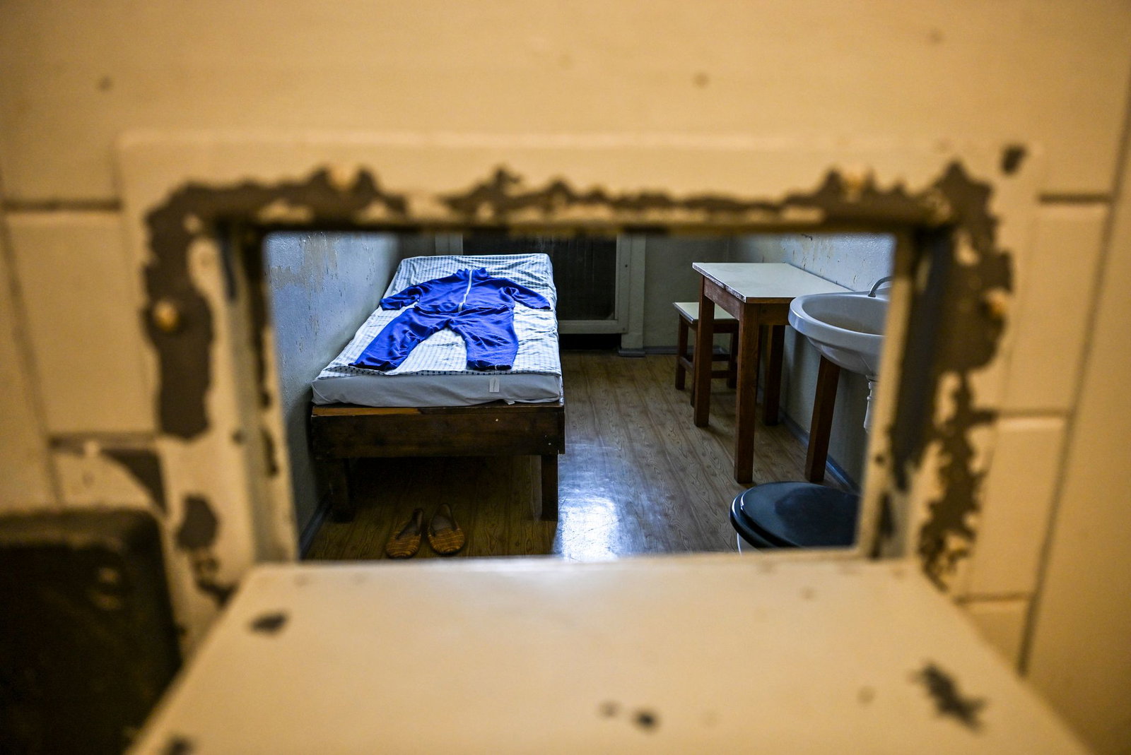 Der Blick in eine Zelle des ehemaligen Stasi-Gefängnisses in Berlin Hohenschönhausen ist bis heute bedrückend.