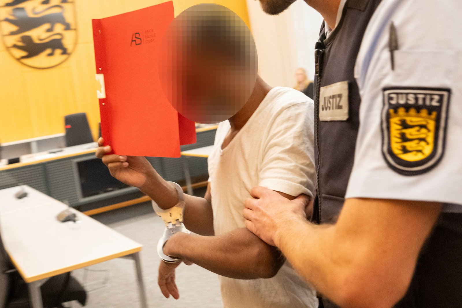 Laut Anklage hat der Eritreer den Angestellten angegriffen, weil er schlechte Erfahrungen mit Mobiltelefonverkäufern gemacht hat. 