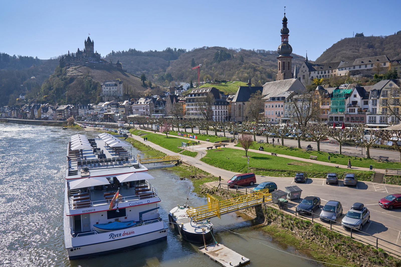 Moselufer Cochem mit Reichsburg im Hintergrund