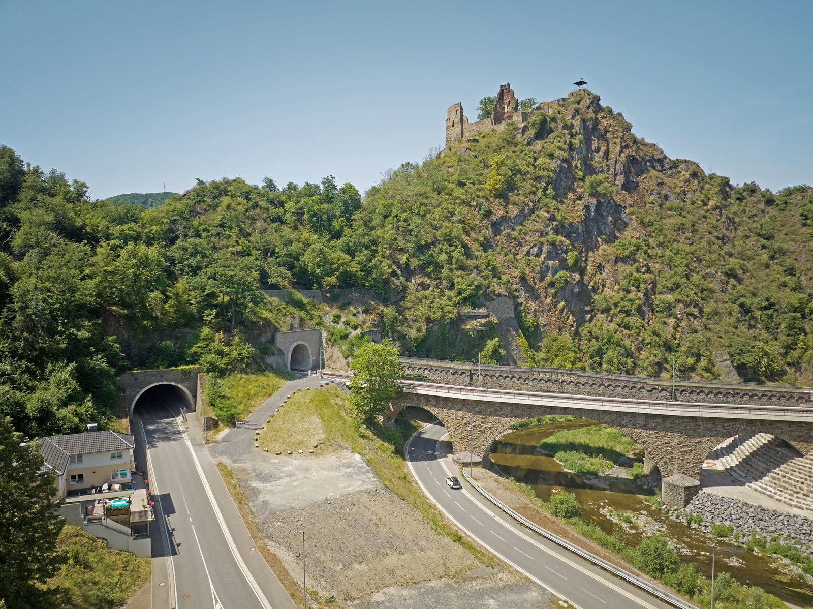 Auf den Gleisen kann der Verkehr wieder rollen, auf den Straßen teilweise. 
