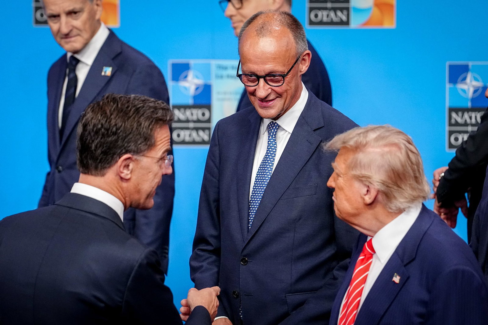 Nato-Generalsekretär Mark Rutte (l) freut sich über die Einigung zwischen Bundeskanzler Friedrich Merz und US-Präsident Donald Trump. (Archivbild)